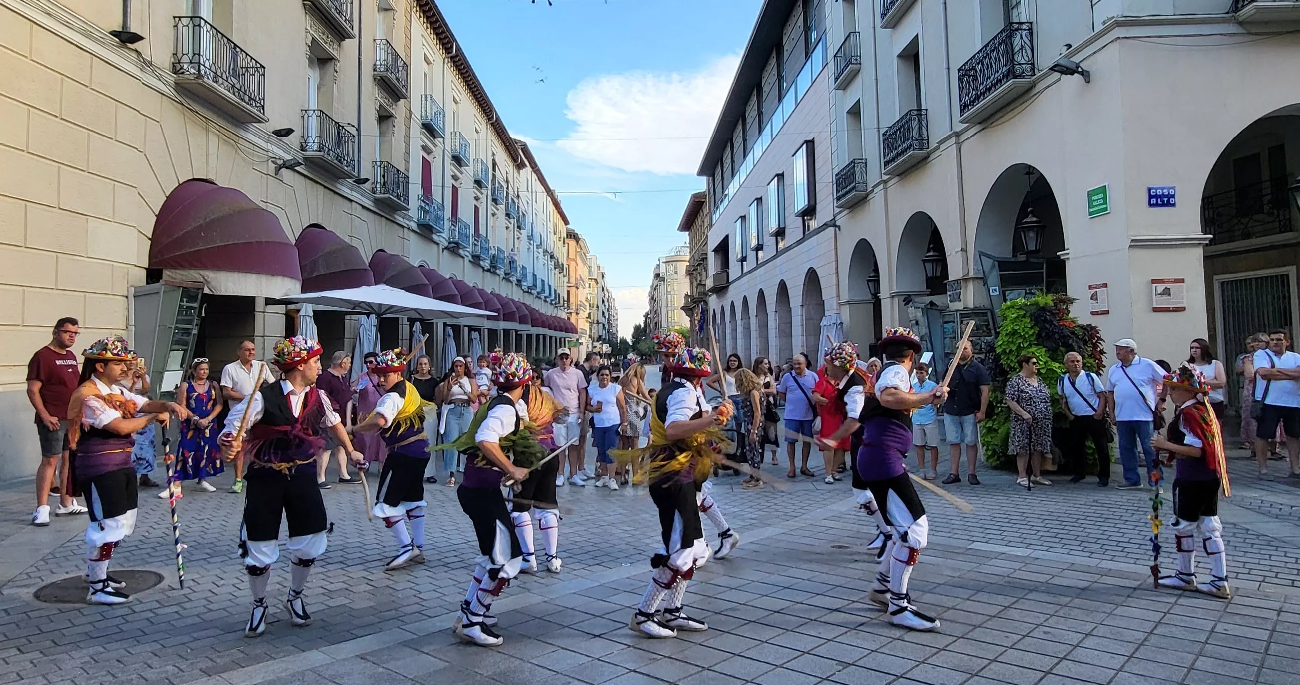 24º Festival Castillo de Montearagón: Pasacalles por el centro de Huesca. Foto Mercedes Manterola