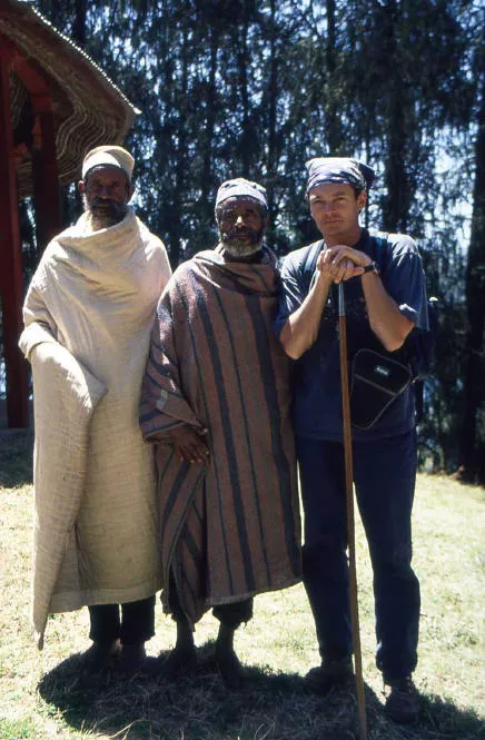 Marco Pascual con dos etíopes en Addis Abeba