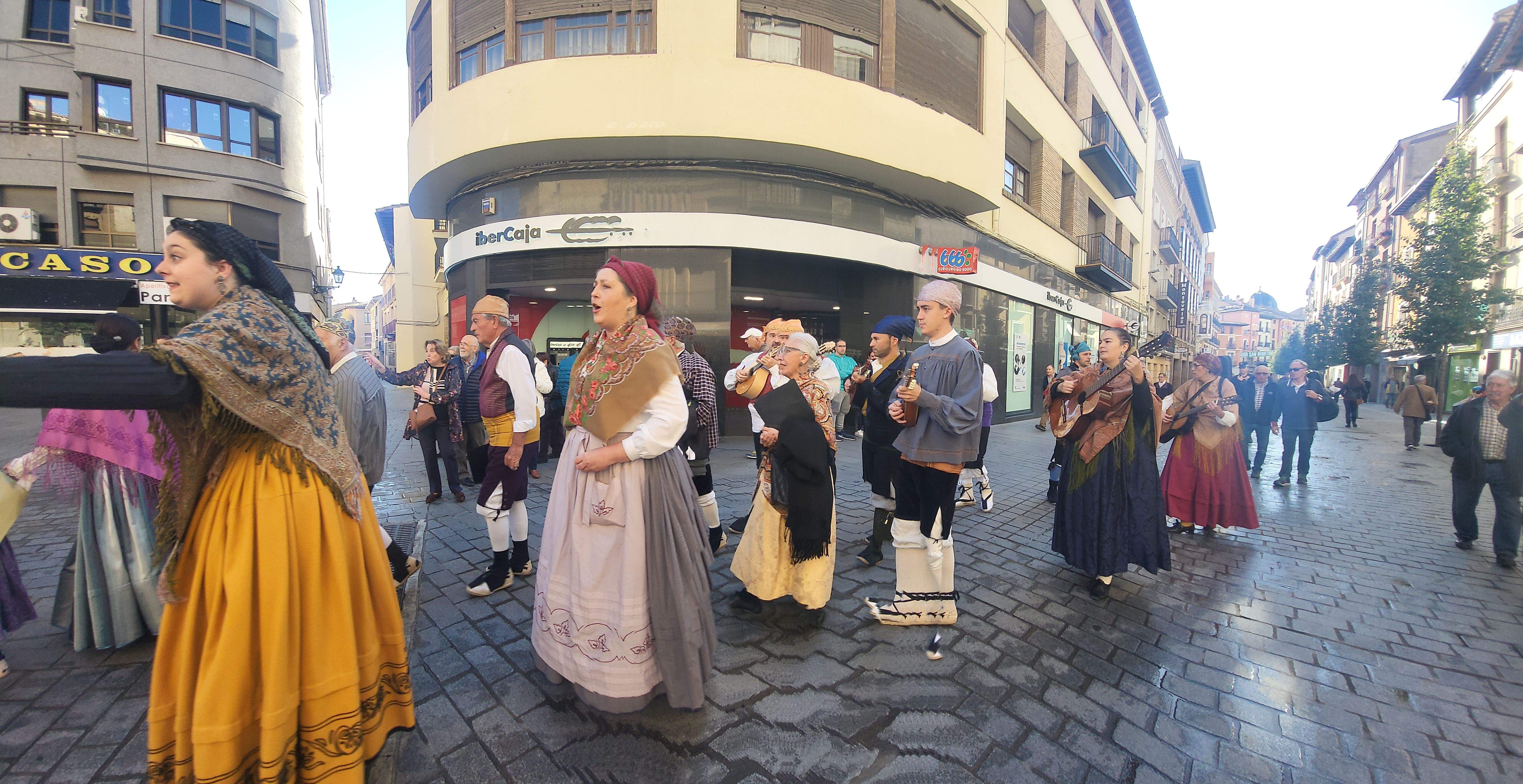Ofrenda de flores y frutos del barrio de Santo Domingo y San Martín. Foto Myriam Martínez 