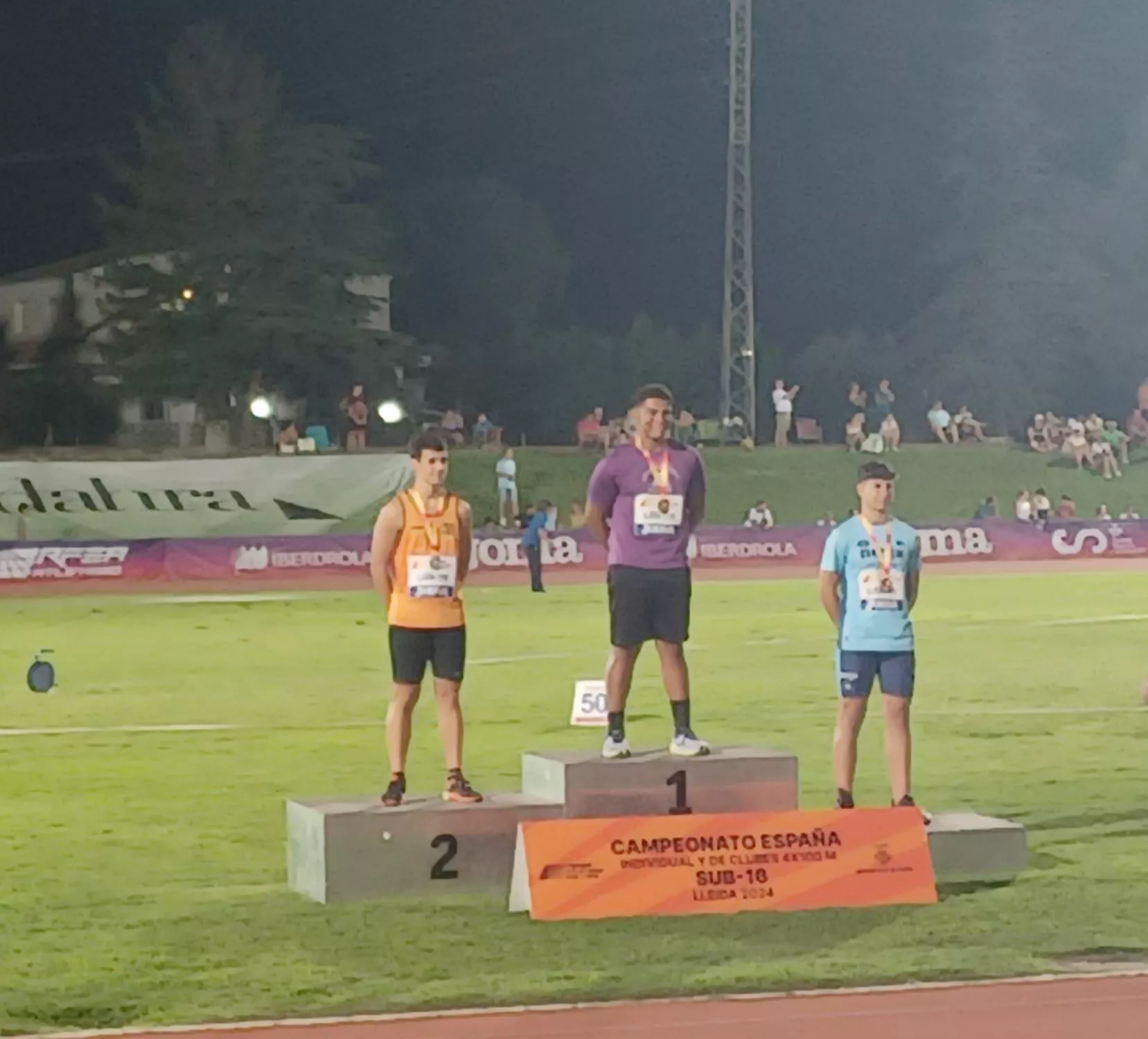 Rubén Cruz, a la izquierda en el podio, plata en peso.