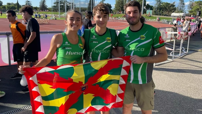 Vega Araguás y Adrián Gil con el técnico Lorien Lafontana Vega Araguás y Adrián Gil con el técnico Lorien Lafontana