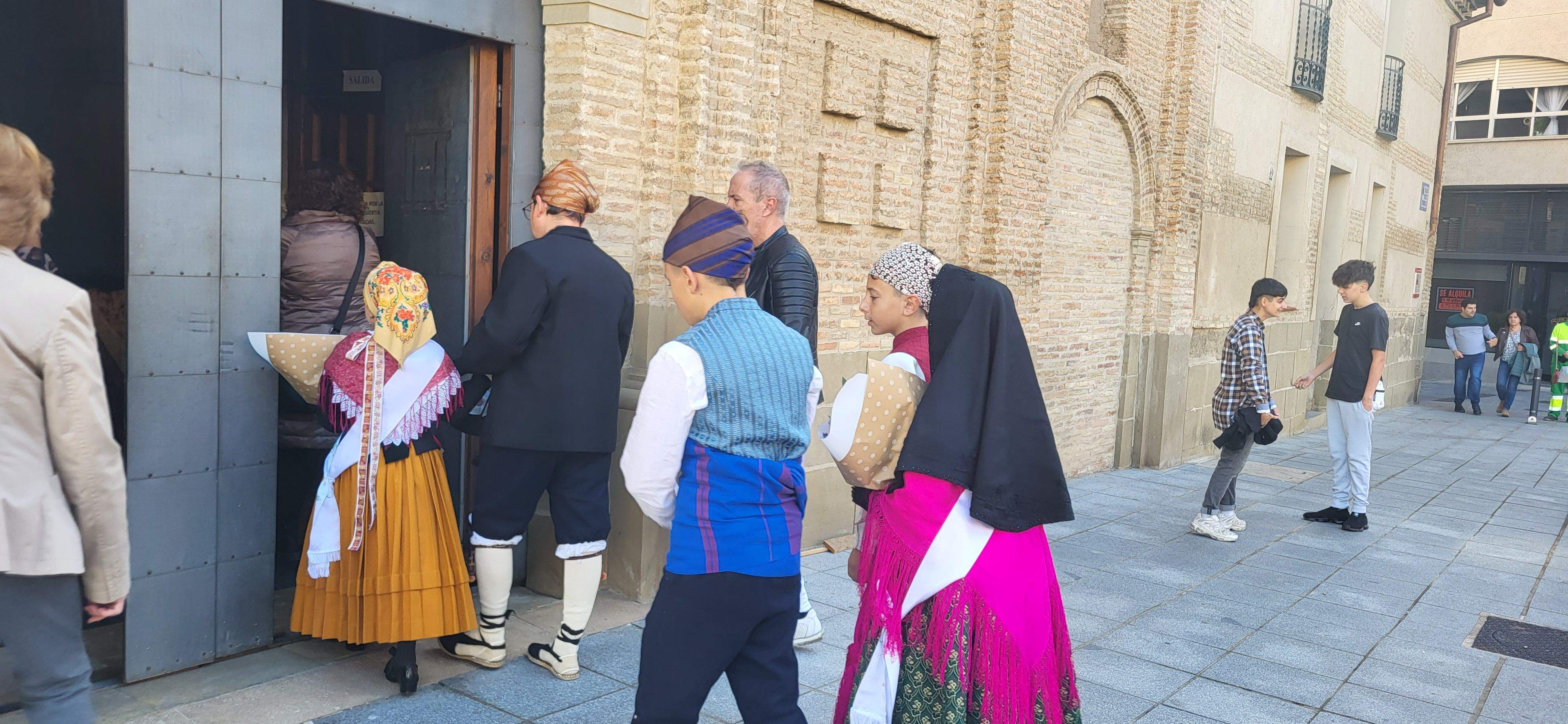 Ofrenda de flores y frutos del barrio de Santo Domingo y San Martín. Foto Myriam Martínez 
