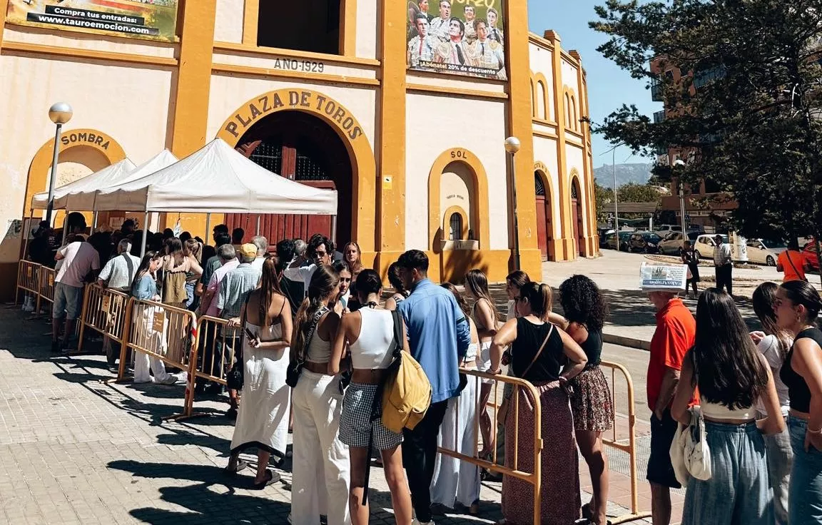 Imagen de las taquillas de la plaza de toros este lunes, con cientos de aficionados esperando para obtener su entrada.