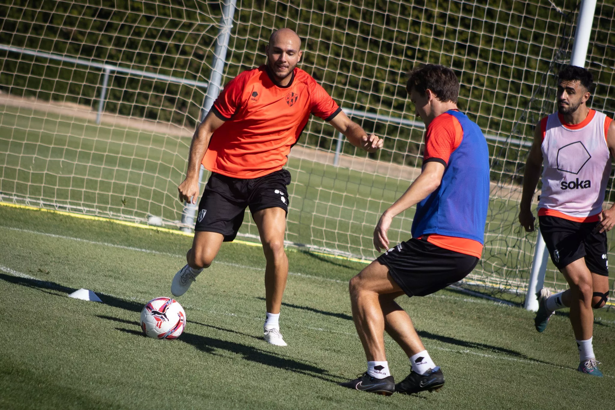 Blasco intenta dar un pase en un entrenamiento del Huesca.