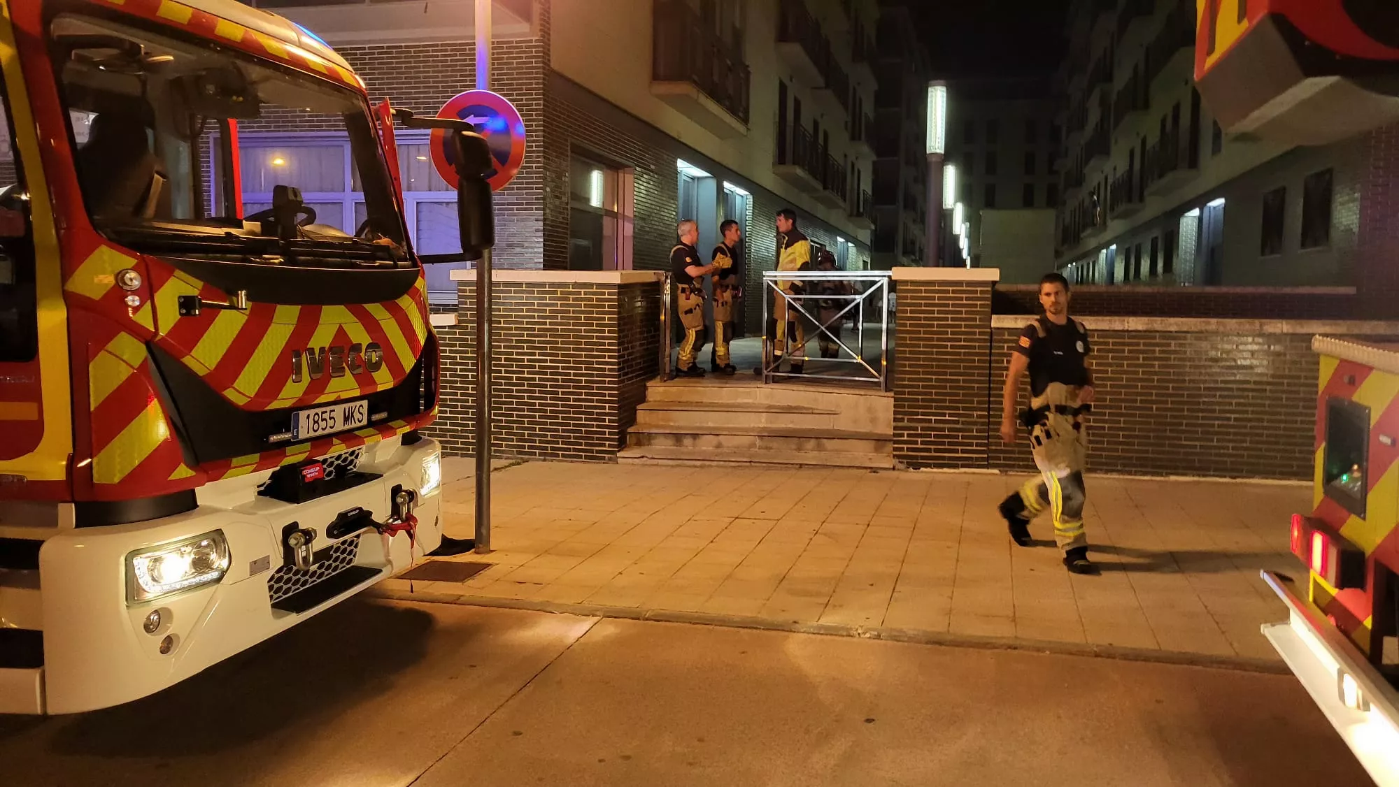 Los bomberos se retiran tras su intervención en la calle Calatayud