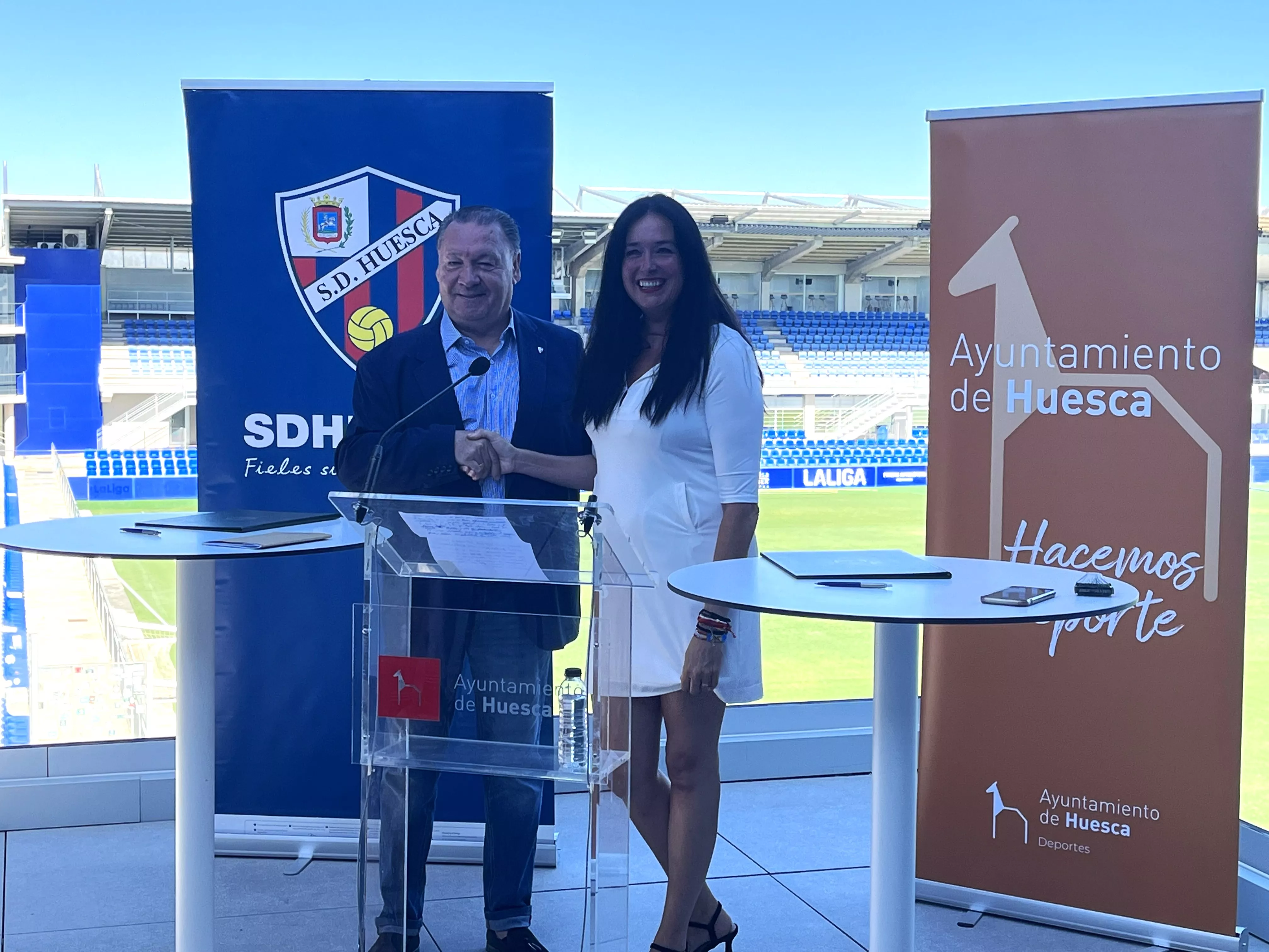 Agustín Lasaosa y Lorena Orduna firman el acuerdo de colaboración en El Alcoraz. Foto: Adri Mora