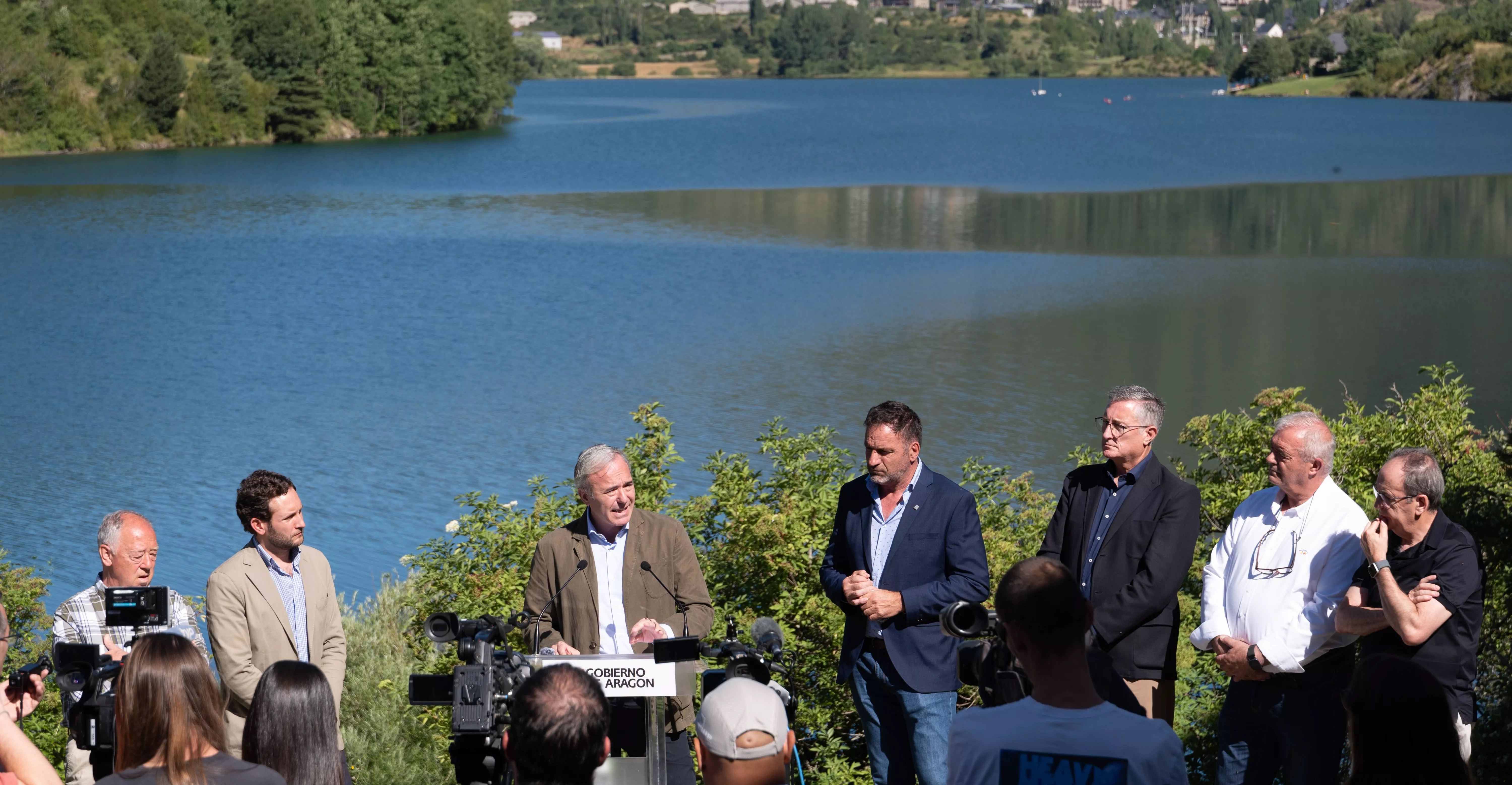 Azcón ha anunciado en Lanuza una normativa que restrinja la instalación de placas fotovoltaicas en embalses.