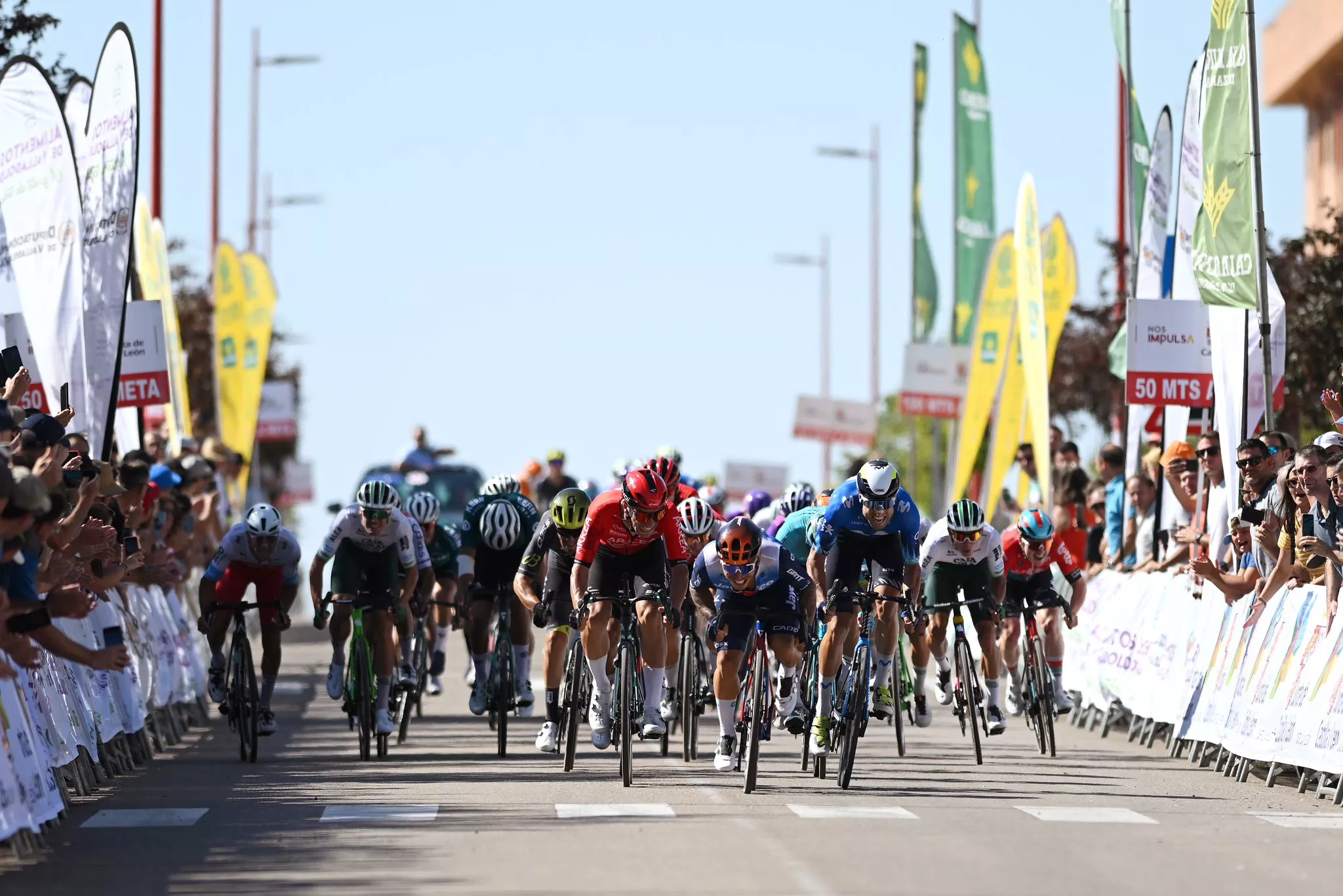 Momento del sprint que ha decidido la Clásica Castilla y León. Foto: @dario_beli / @GettySport