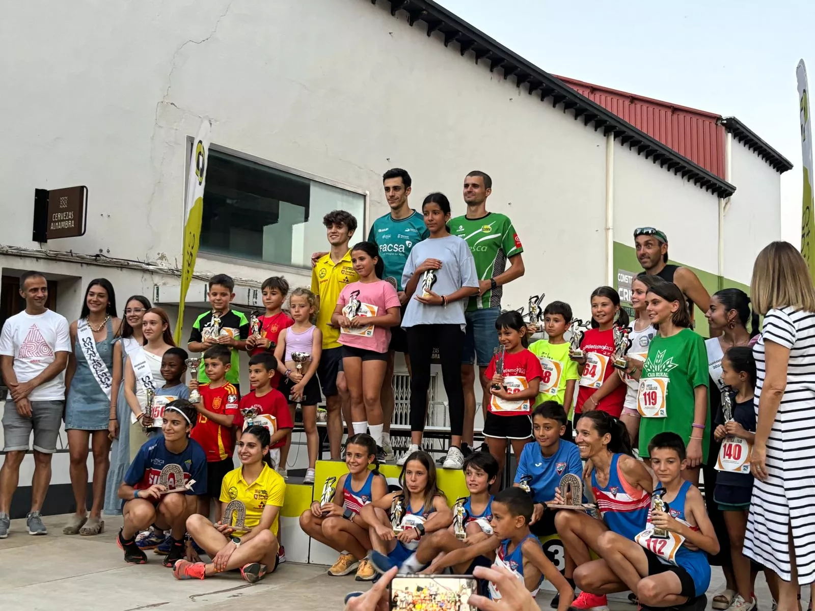 Foto de familia de los premiados.
