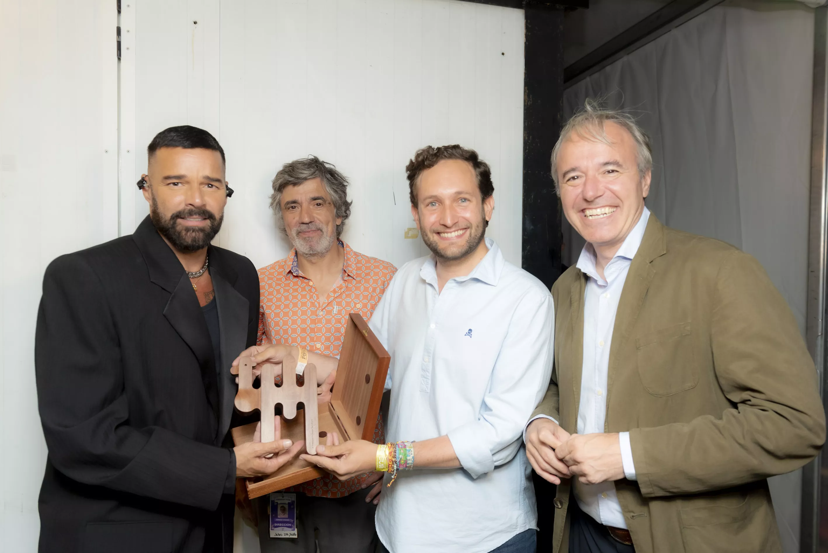 Ricky Martin con Isaac Claver, Jorge Azcón y Sergio Vinadé. Foto Jaime Oriz