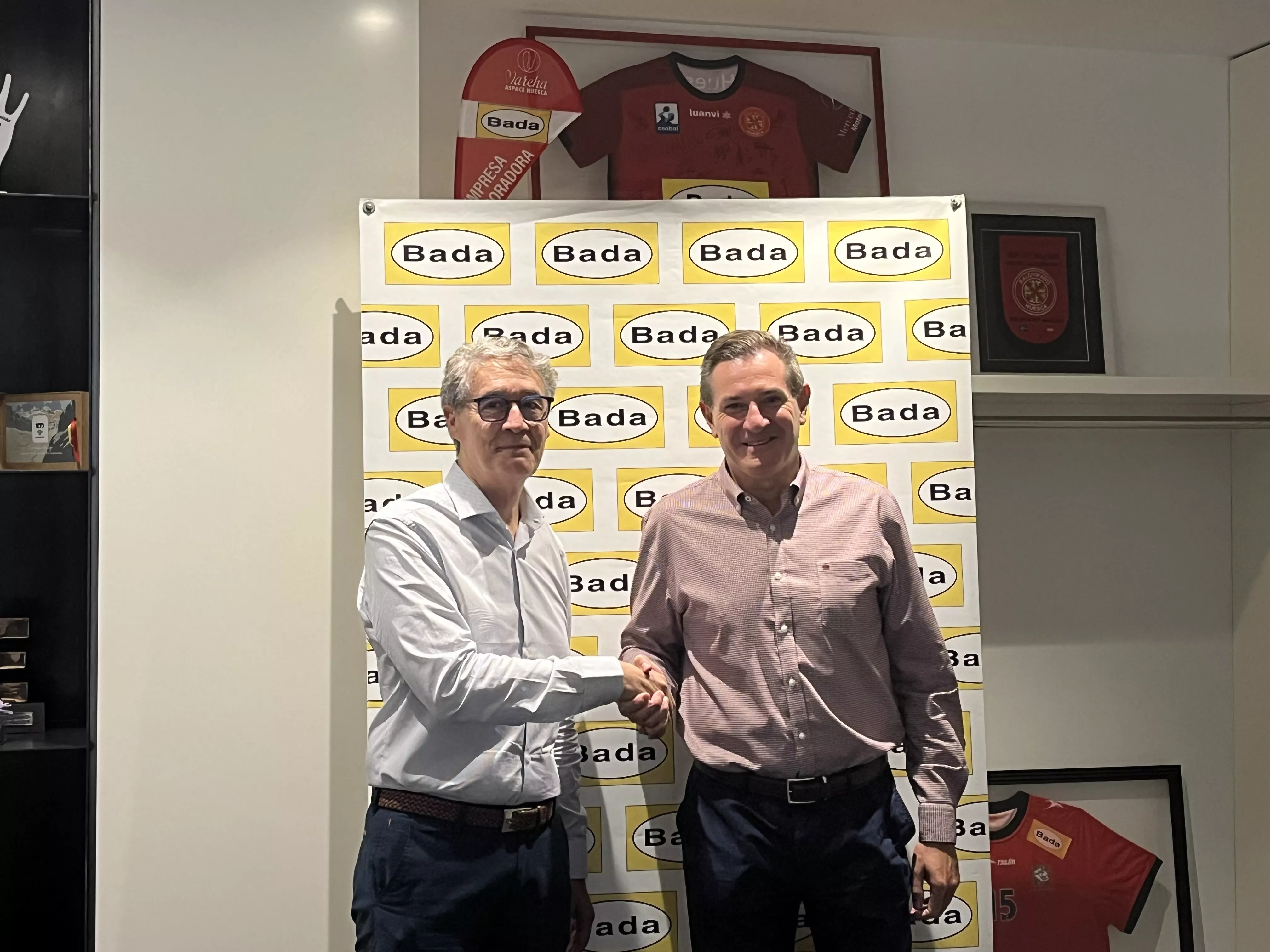 Pachi Giné y José Ramón Lanceta en la firma del acuerdo. Bada y Balonmano Huesca, una sociedad "indisoluble".  Foto: Adri Mora