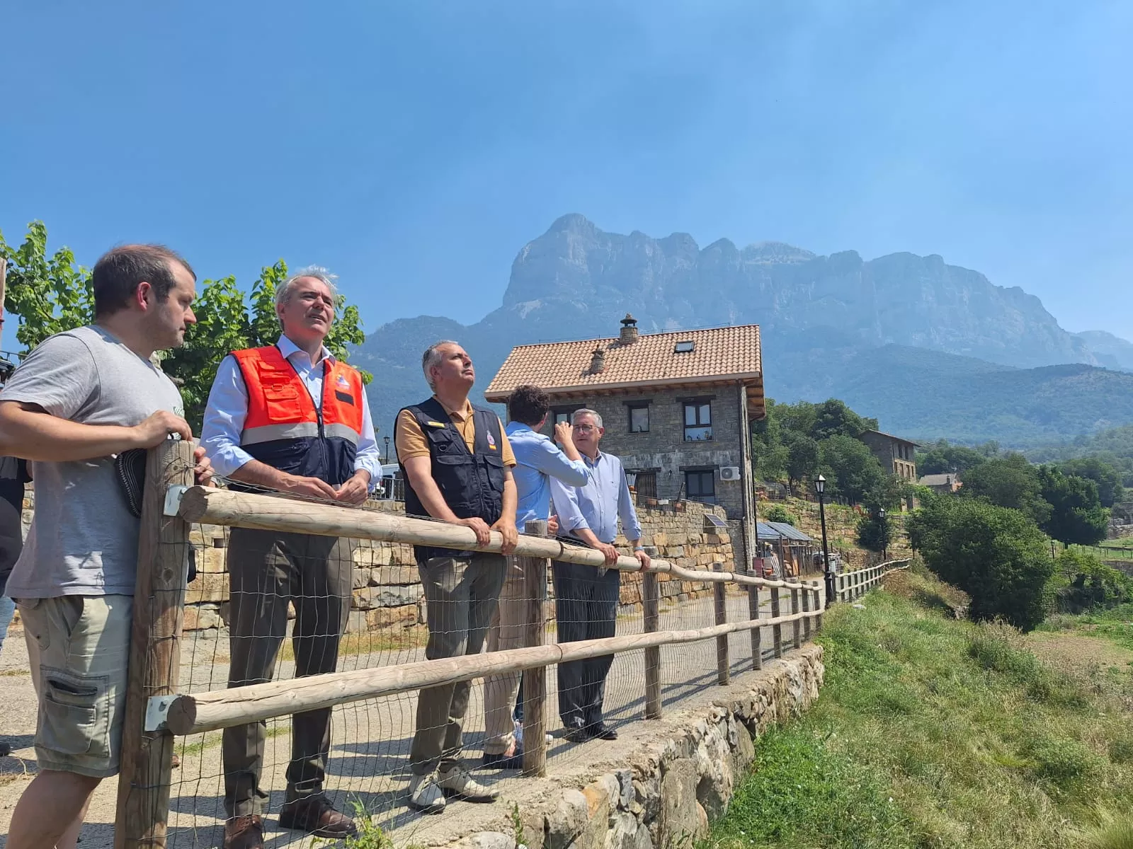 El subdelegado del Gobierno en Huesca, José Carlos Campo, ha visitado también la zona del incendio.