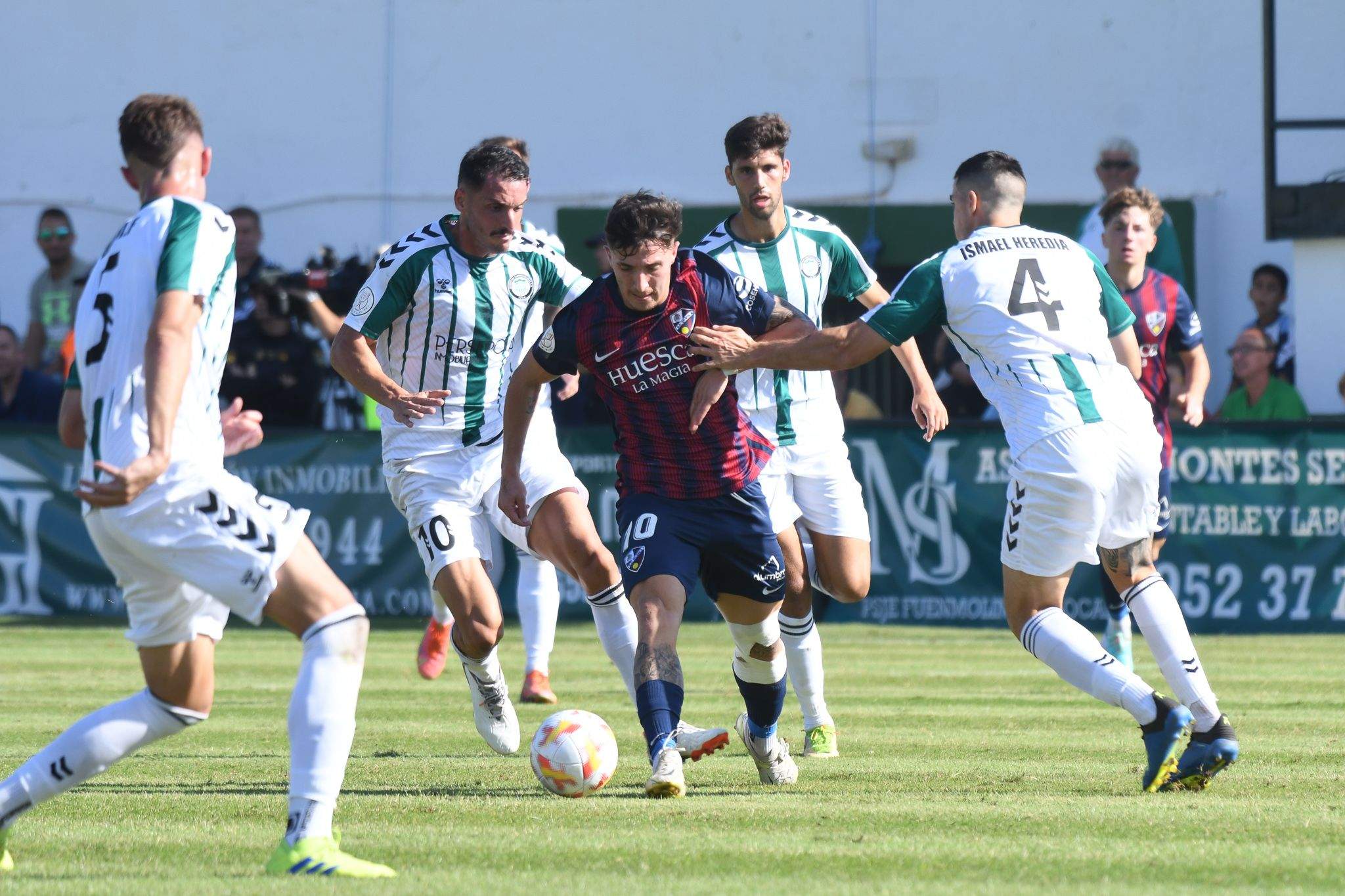 Escriche, goleador en el día de hoy, en una emboscada de jugadores del Juventud Torremolinos. Foto: SD Huesca
