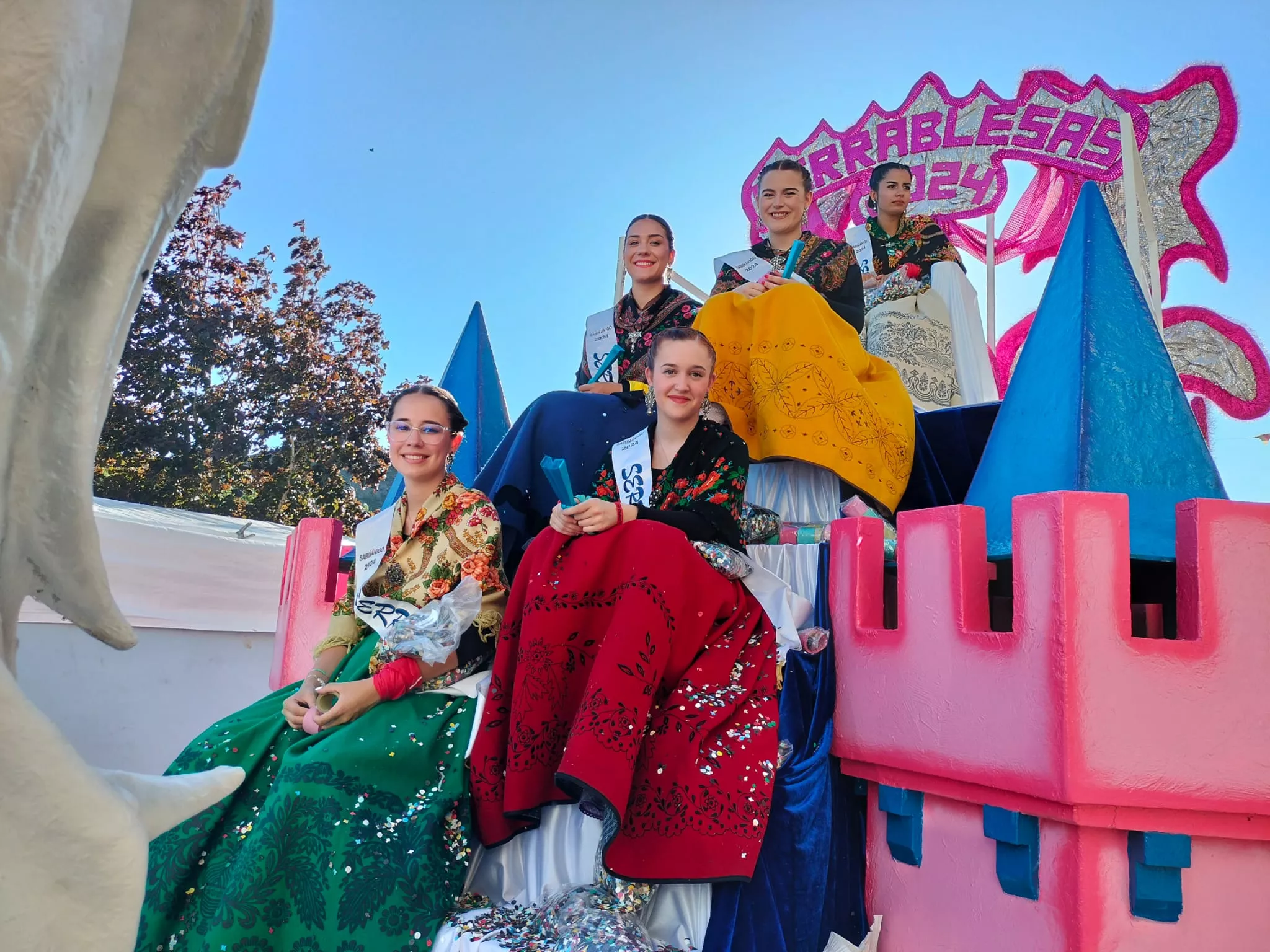 La carroza de las serrablesas durante su participación en arranque de las fiestas de Sabiñánigo.