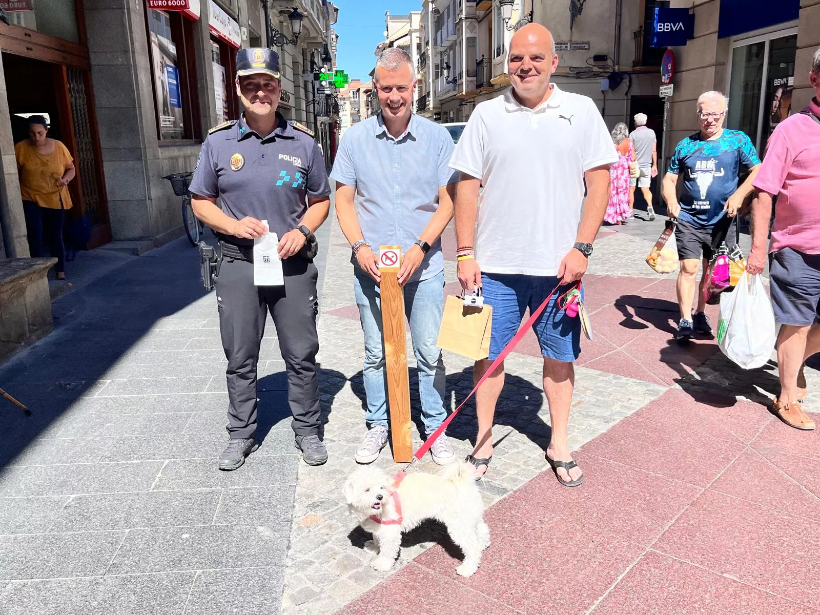César Ara, Carlos Serrano y Sergio Cajal en el arranque de la campaña de concienciación sobre la tenencia responsable de mascotas en Jaca.