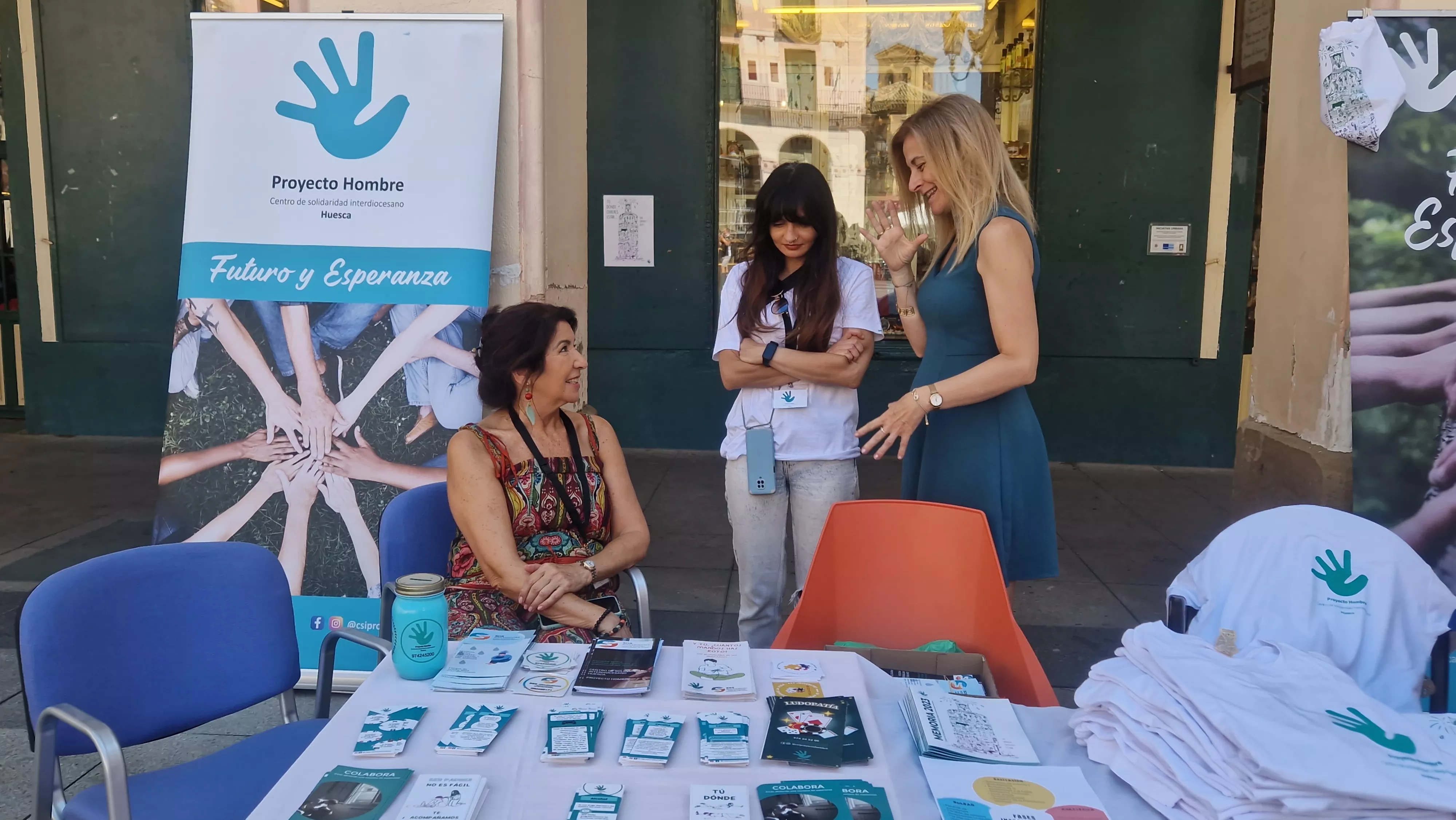 Actividades del Centro de  Solidaridad Interdiocesano de Huesca en la plaza López Allué. Foto Myriam Martínez