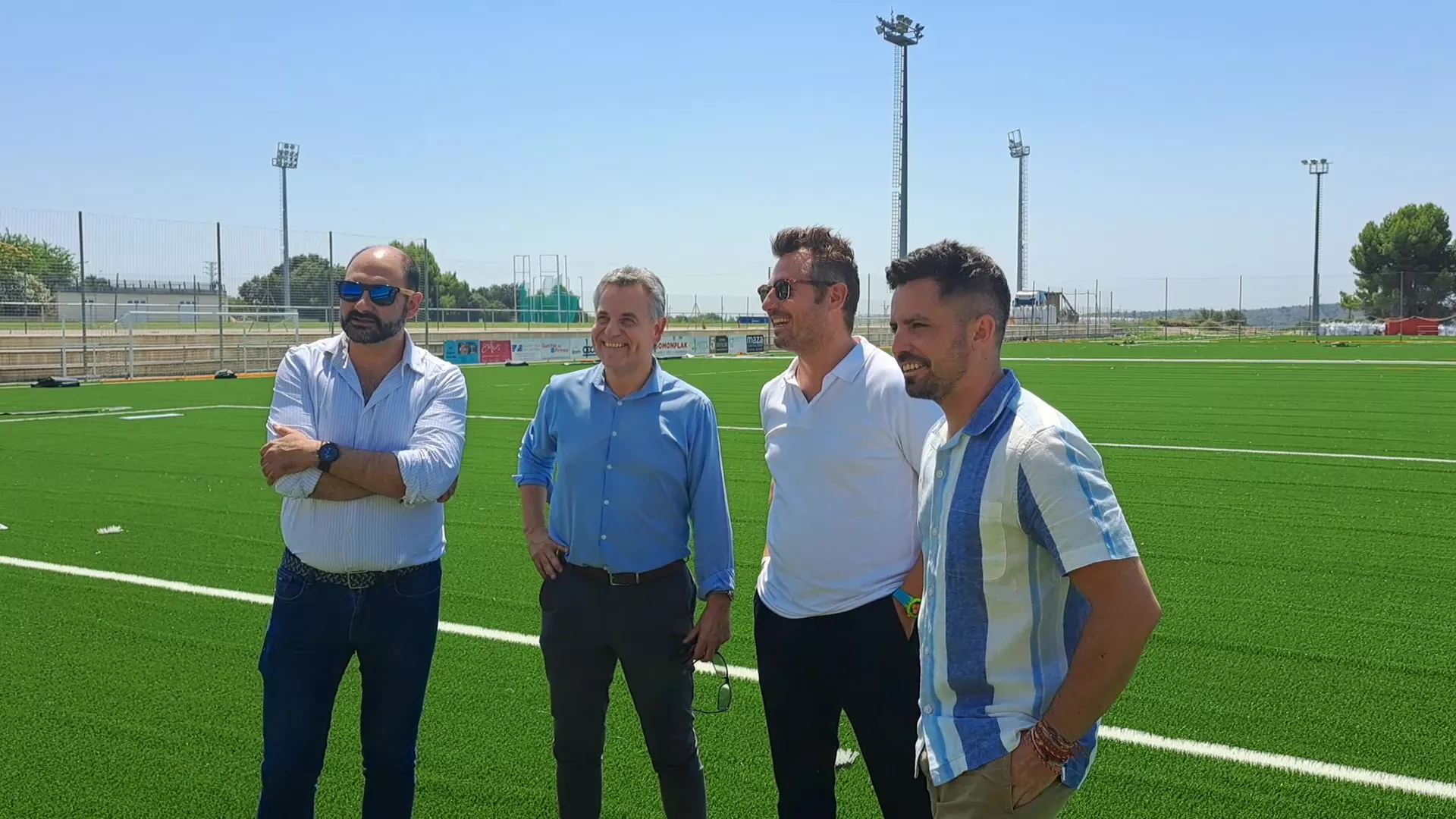 Torres, Fierro, Albert y Borruel, sobre el nuevo césped artificial de Barbastro. Foto: Ayto Barbastro