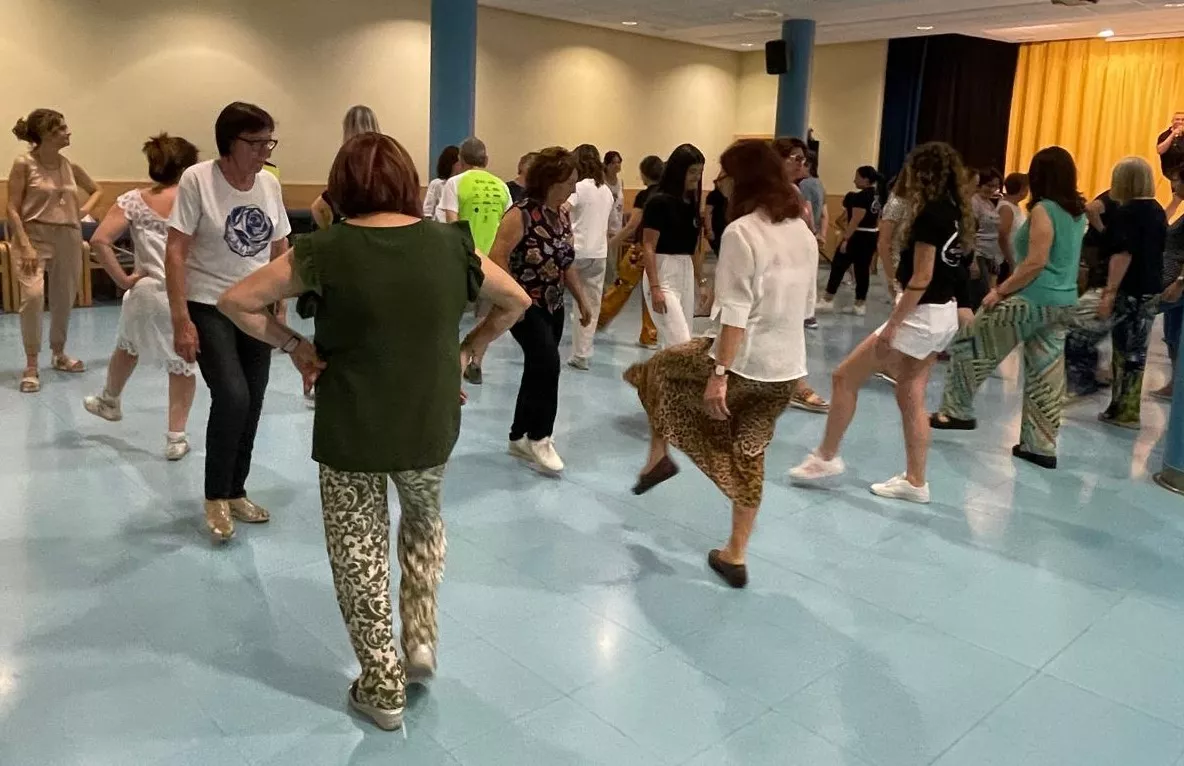 Uno de los talleres en los que se han enseñado los pasos del Ball de Coques de Fraga. Uno de los talleres en los que se han enseñado los pasos del Ball de Coques de Fraga.