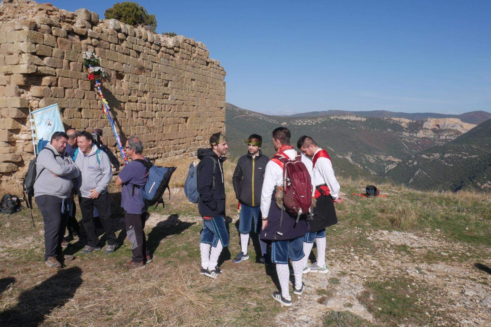 Los Danzantes de Apiés en el Salto de Roldán. FOTO MARCOS SERRATE