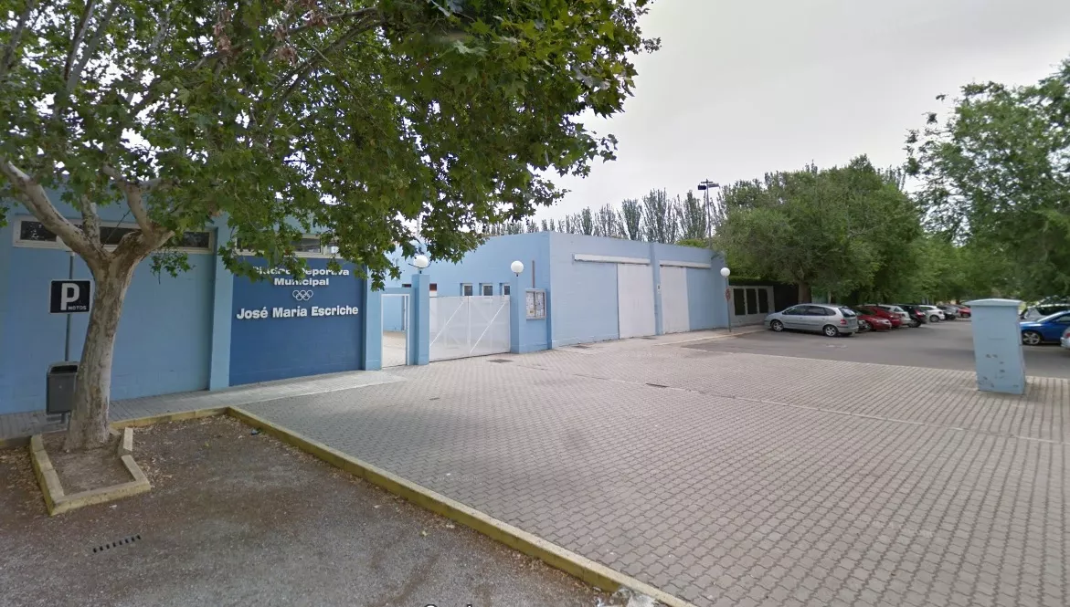 Pillados dos jóvenes dándose un baño nocturno en la Ciudad Deportiva José María Escriche.