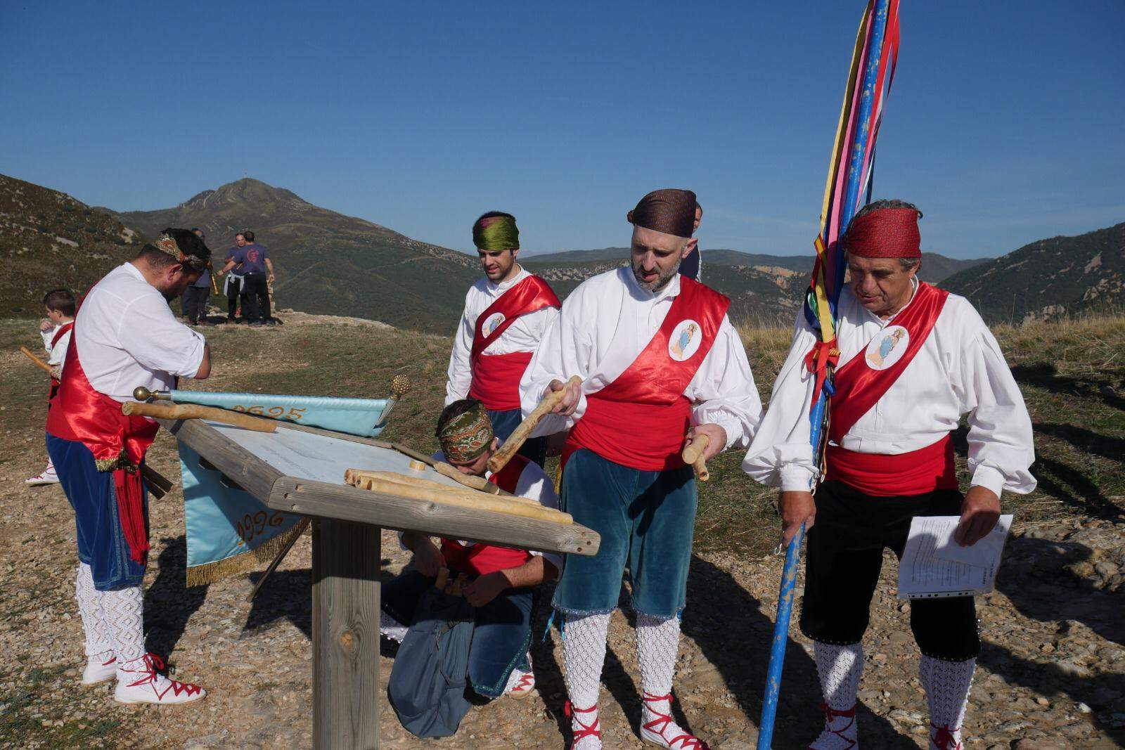 Los Danzantes de Apiés en el Salto de Roldán. FOTO MARCOS SERRATE