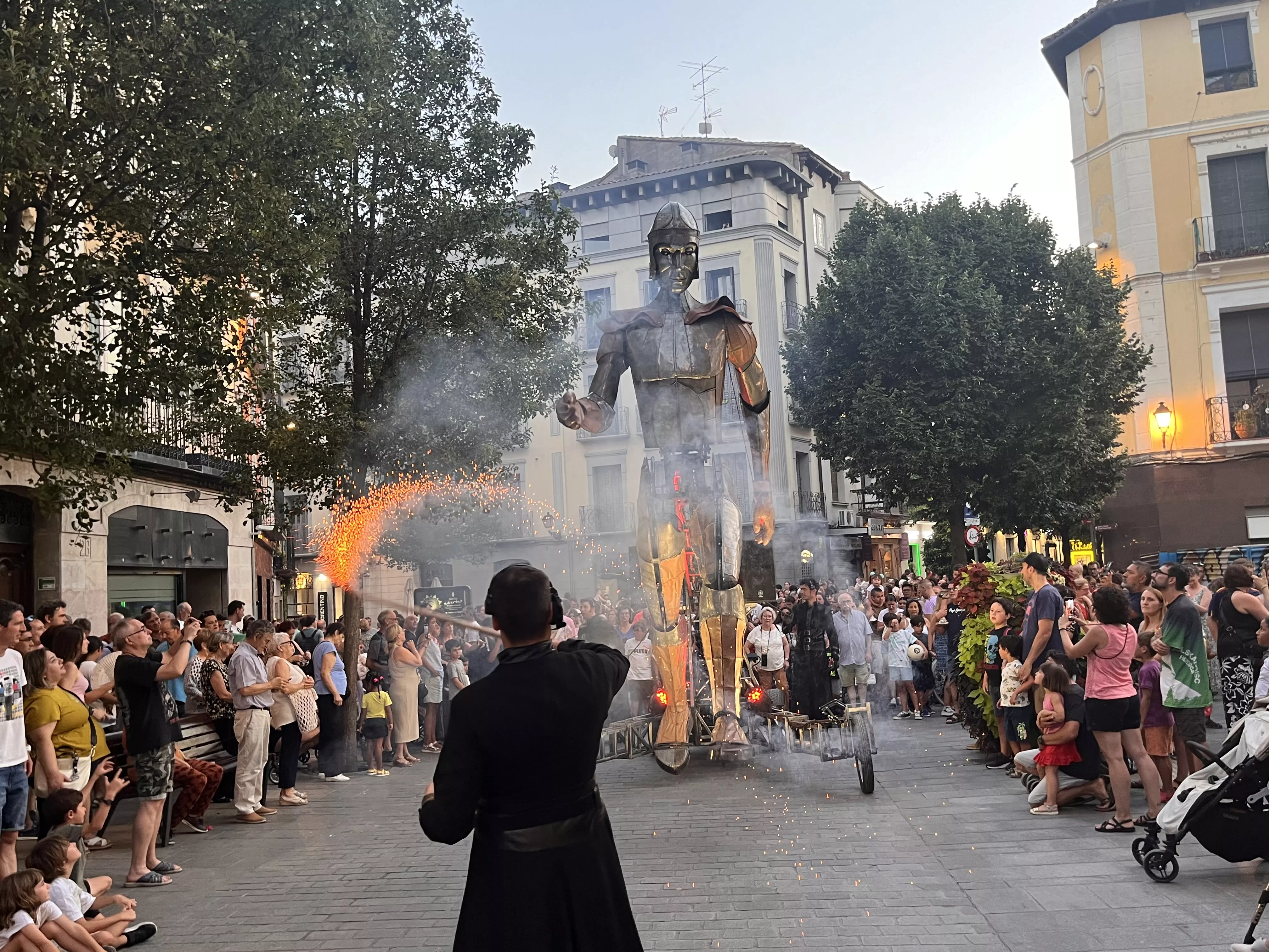 Recorrido del gigante Aquiles por las calles de Huesca con La FAM Teatre. Foto Mercedes Manterola