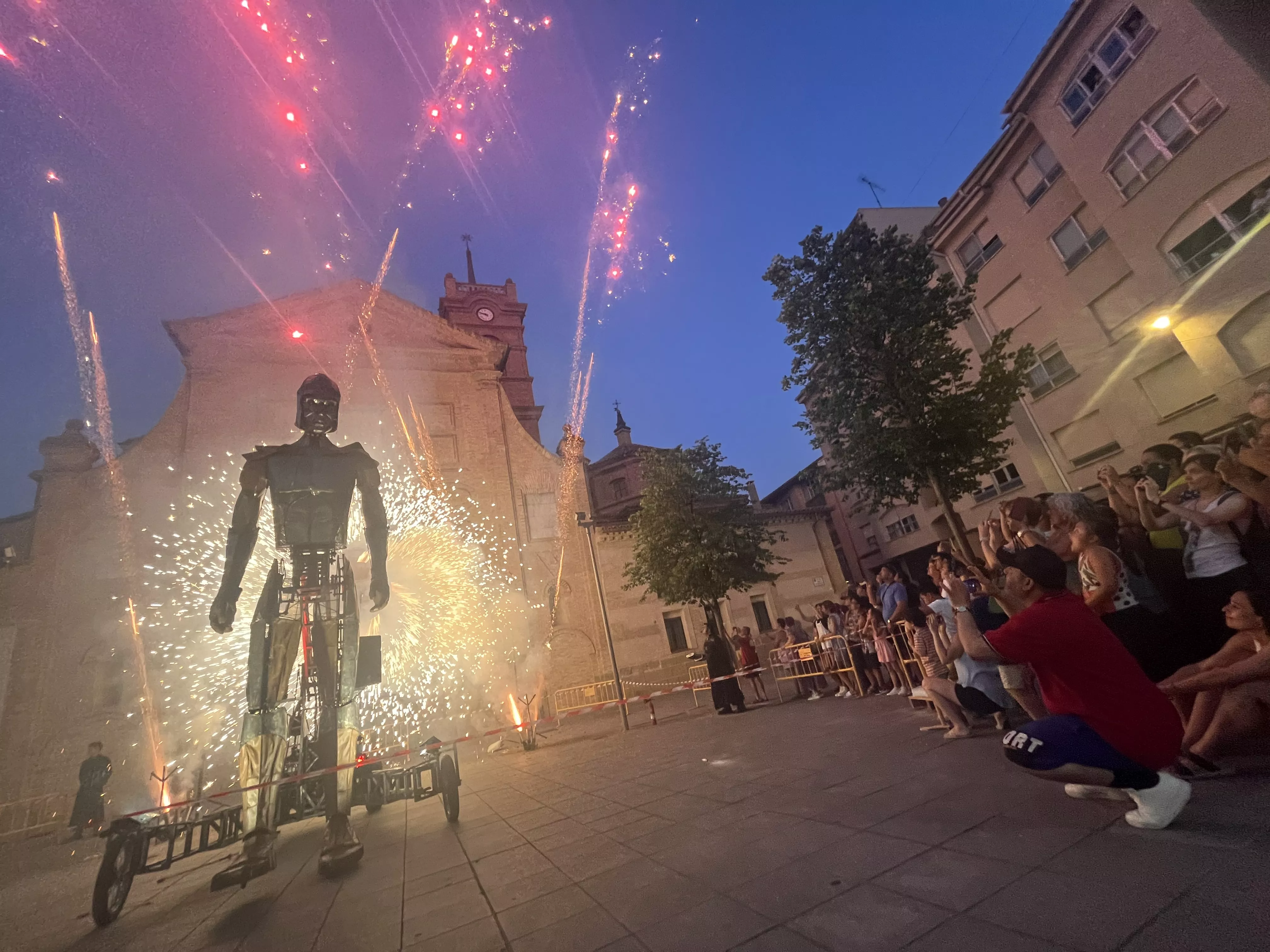 Recorrido del gigante Aquiles por las calles de Huesca con La FAM Teatre. Foto Mercedes Manterola
