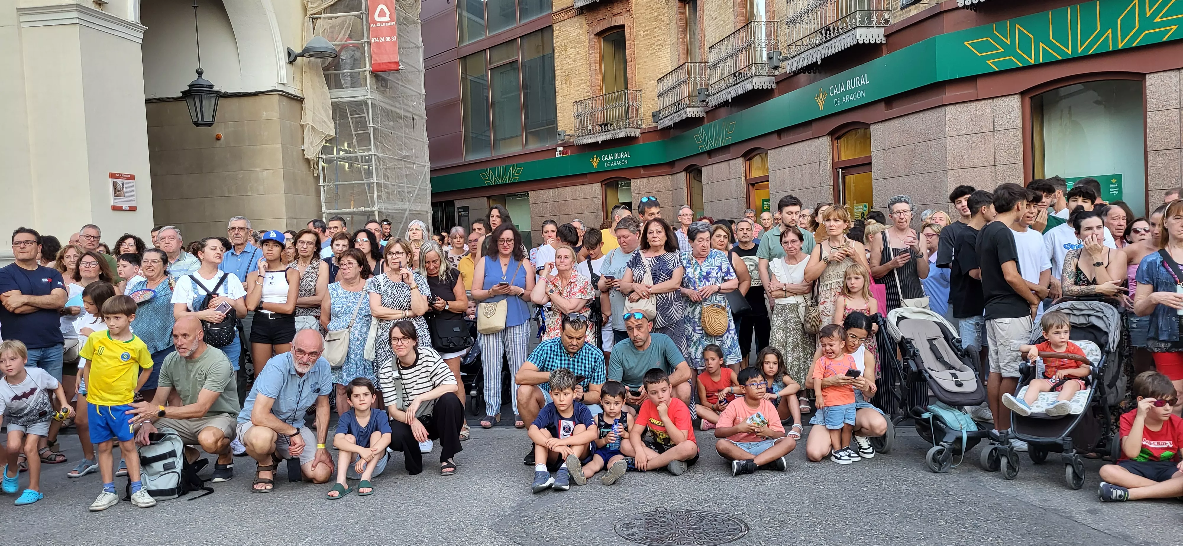 Recorrido del gigante Aquiles por las calles de Huesca con La FAM Teatre. Foto Mercedes Manterola