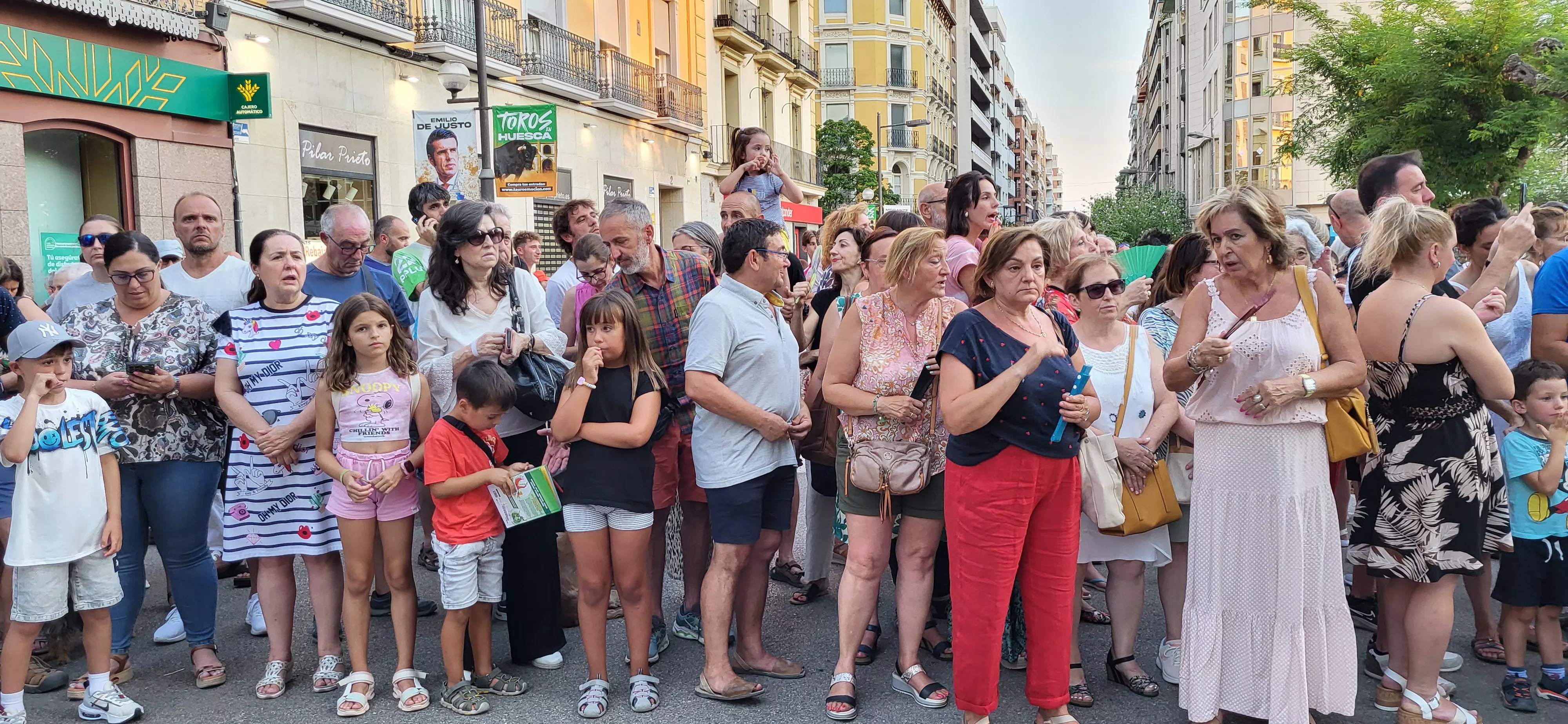 Recorrido del gigante Aquiles por las calles de Huesca con La FAM Teatre. Foto Mercedes Manterola