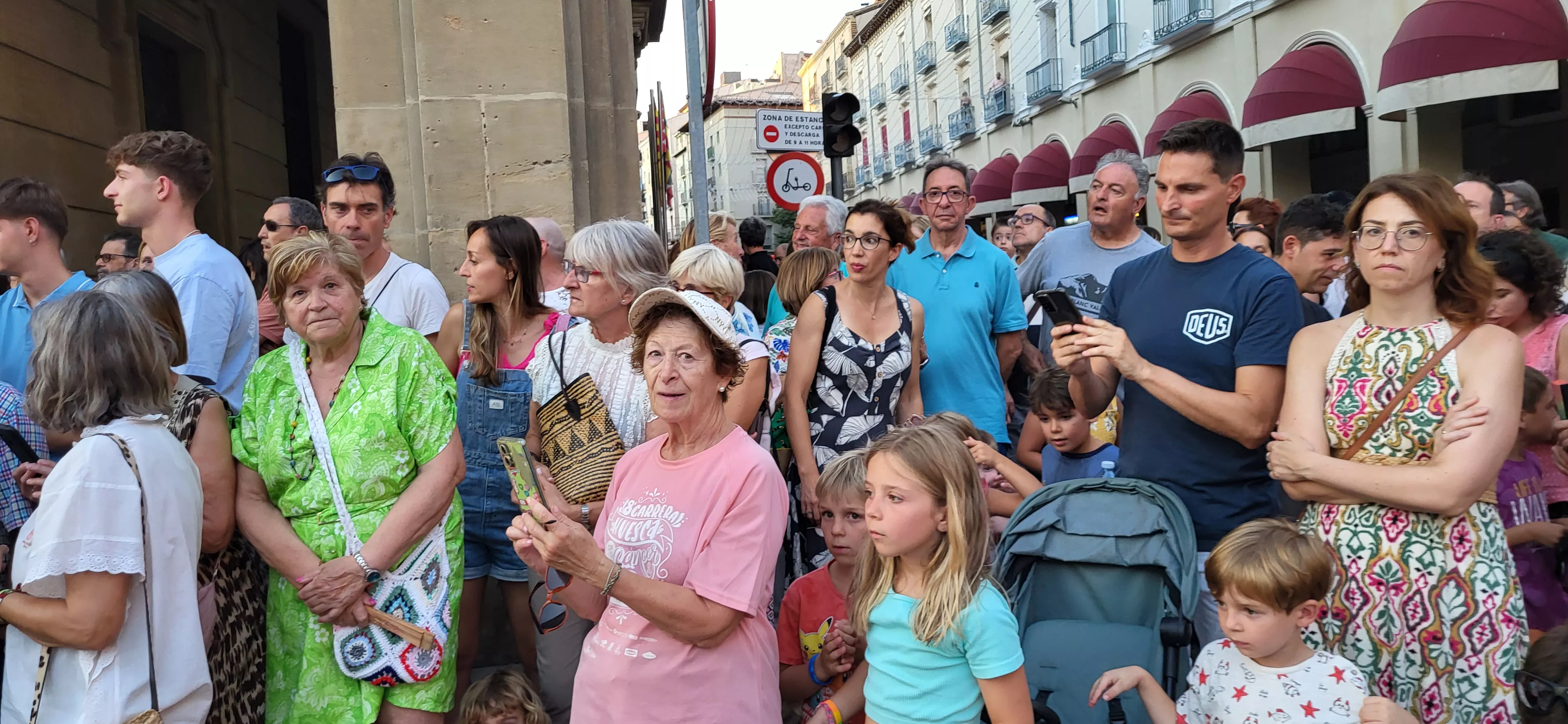 Recorrido del gigante Aquiles por las calles de Huesca con La FAM Teatre. Foto Mercedes Manterola