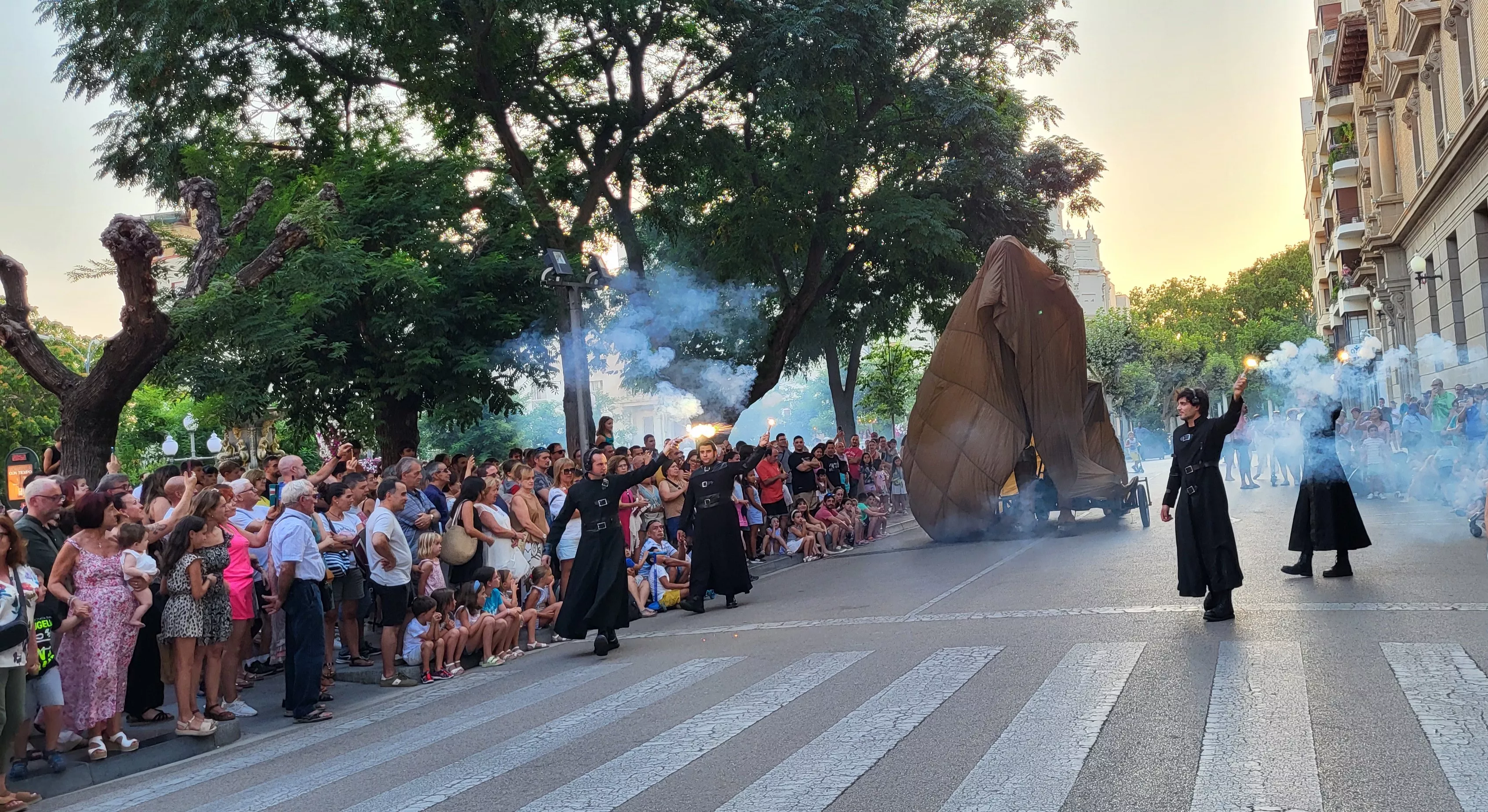 Recorrido del gigante Aquiles por las calles de Huesca con La FAM Teatre. Foto Mercedes Manterola