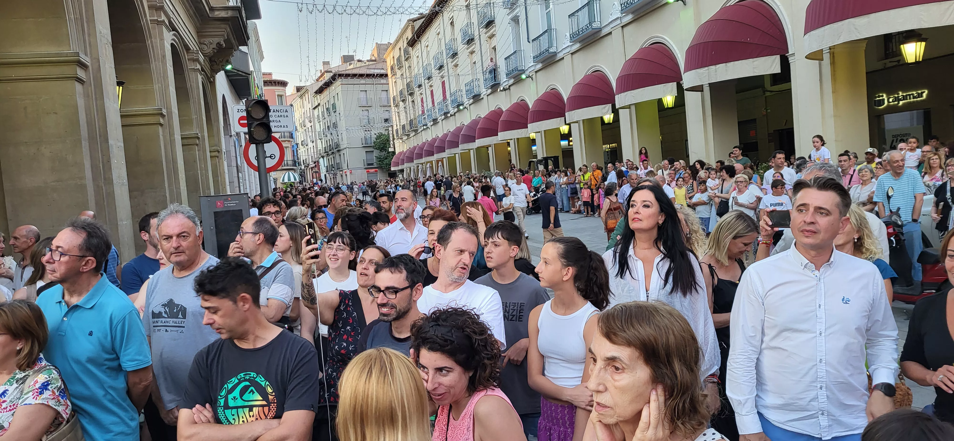 Recorrido del gigante Aquiles por las calles de Huesca con La FAM Teatre. Foto Mercedes Manterola