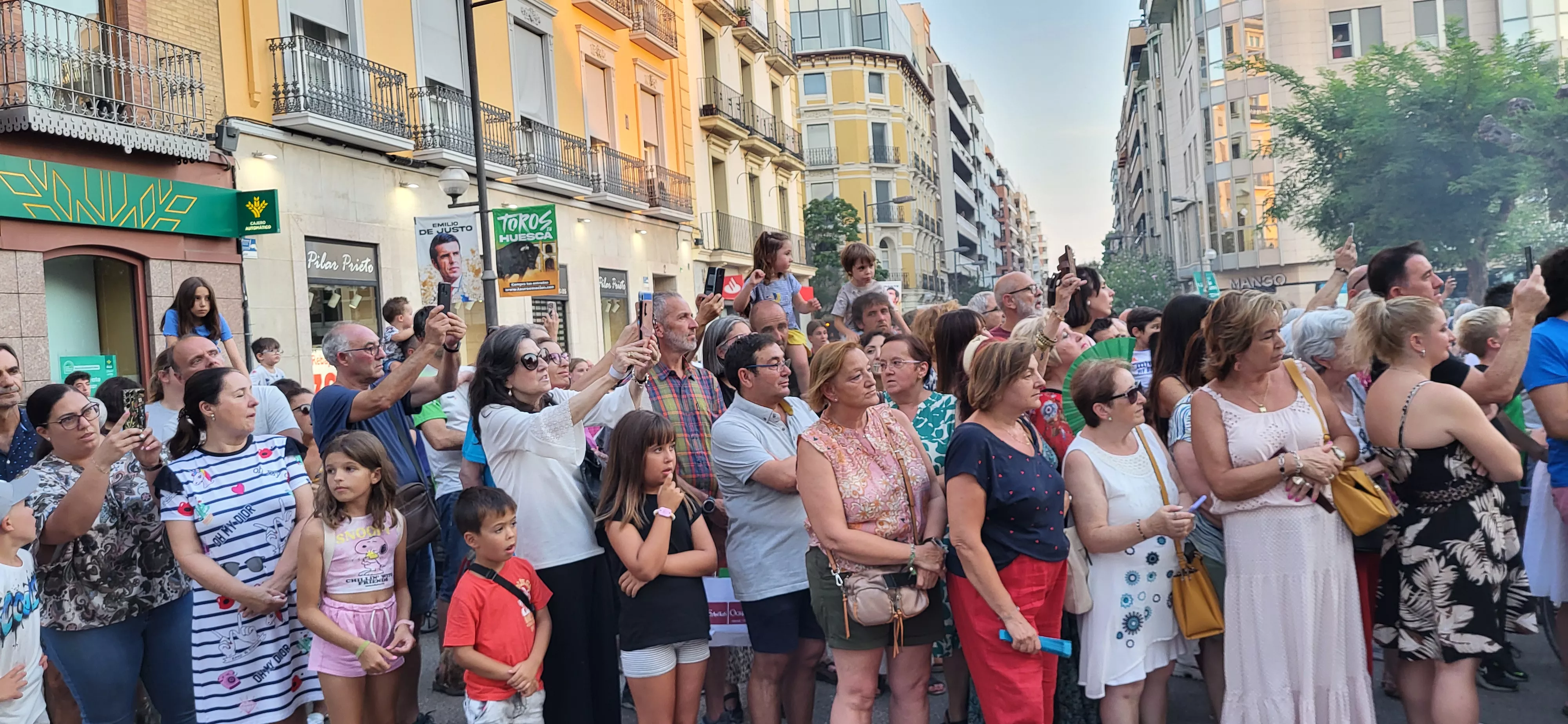 Recorrido del gigante Aquiles por las calles de Huesca con La FAM Teatre. Foto Mercedes Manterola