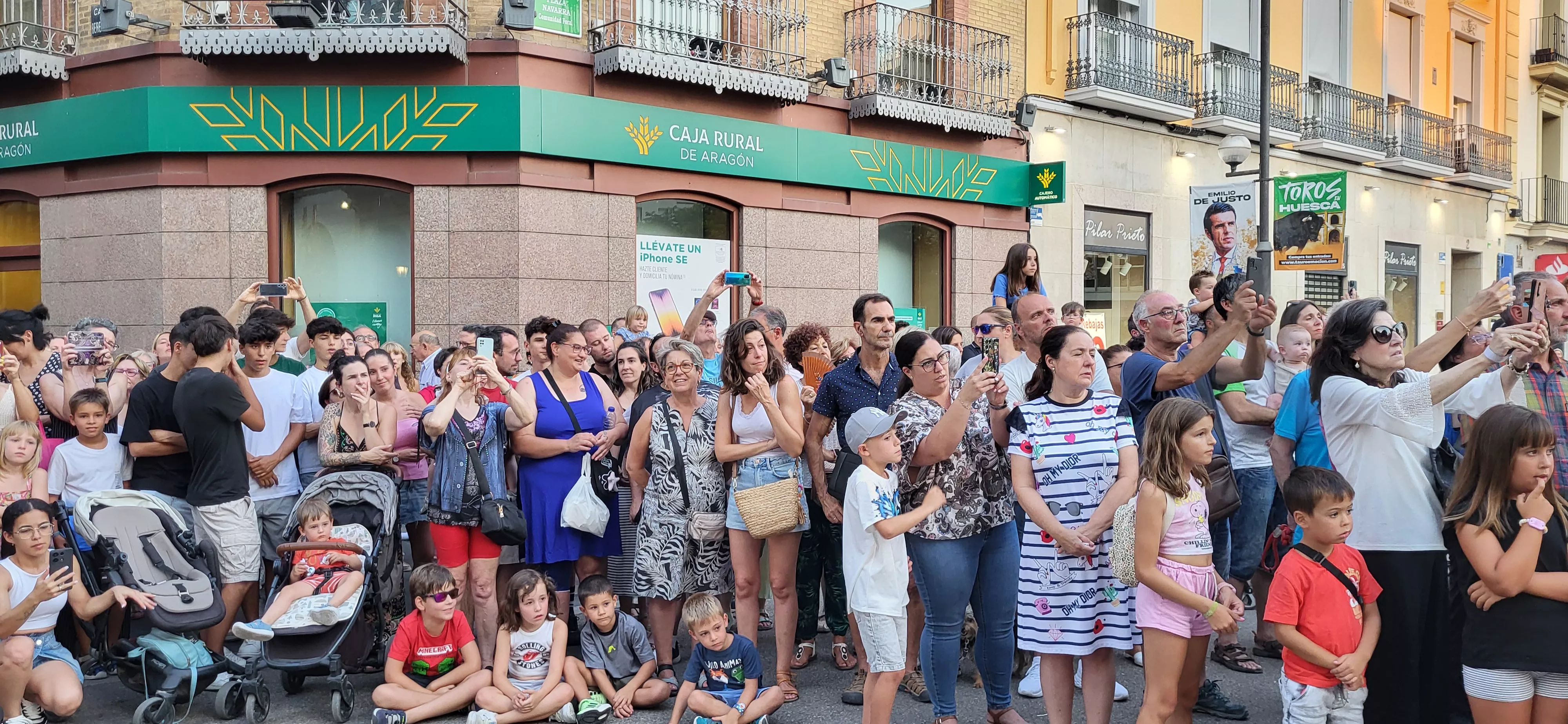 Recorrido del gigante Aquiles por las calles de Huesca con La FAM Teatre. Foto Mercedes Manterola
