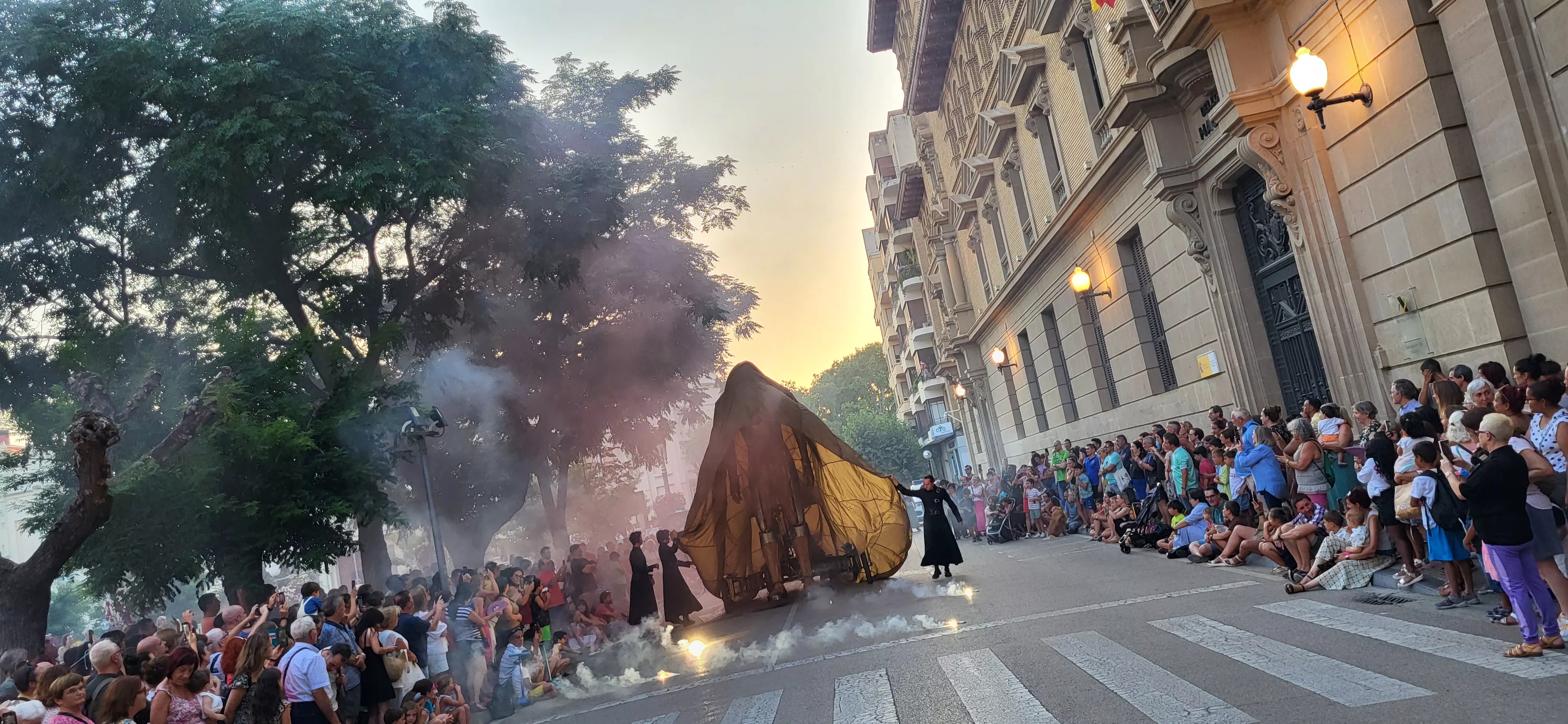 Recorrido del gigante Aquiles por las calles de Huesca con La FAM Teatre. Foto Mercedes Manterola