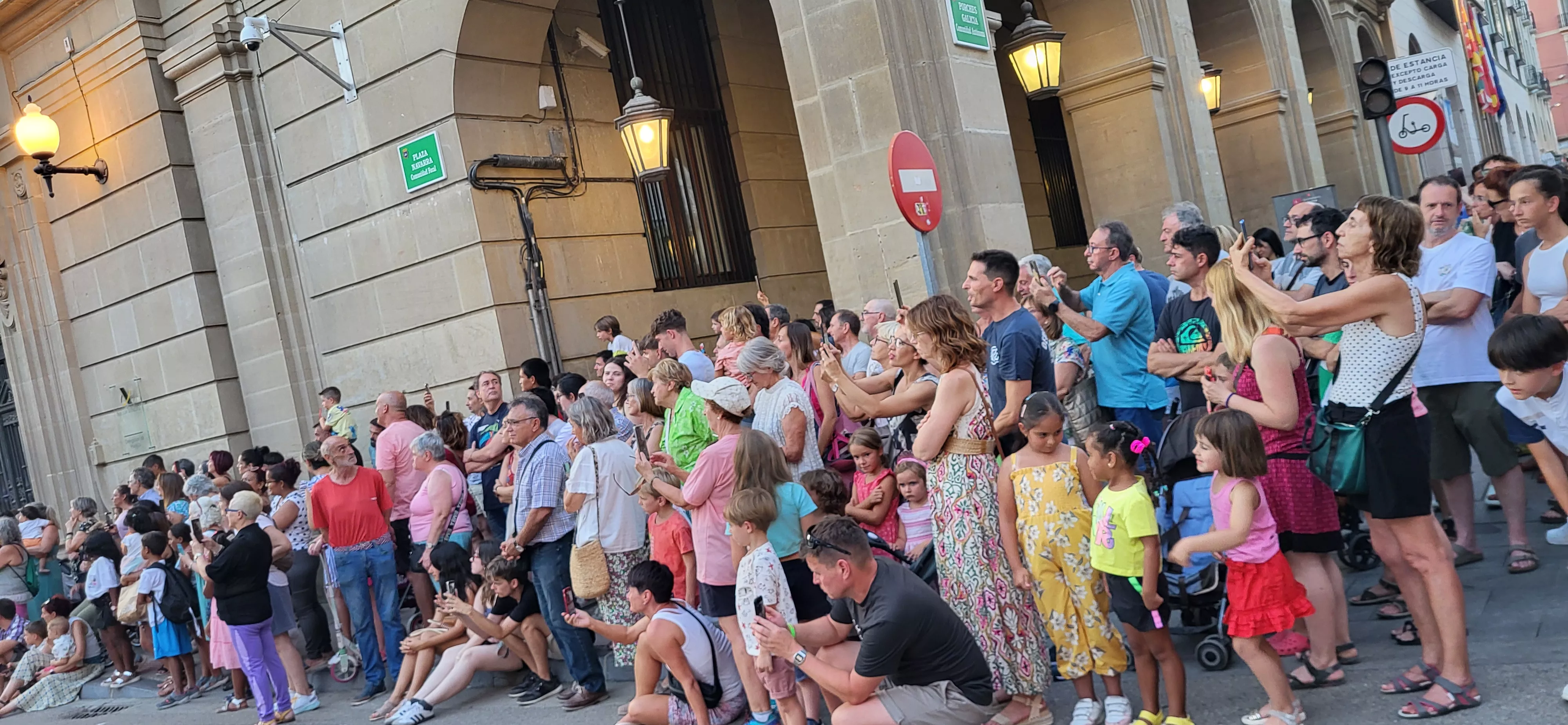 Recorrido del gigante Aquiles por las calles de Huesca con La FAM Teatre. Foto Mercedes Manterola