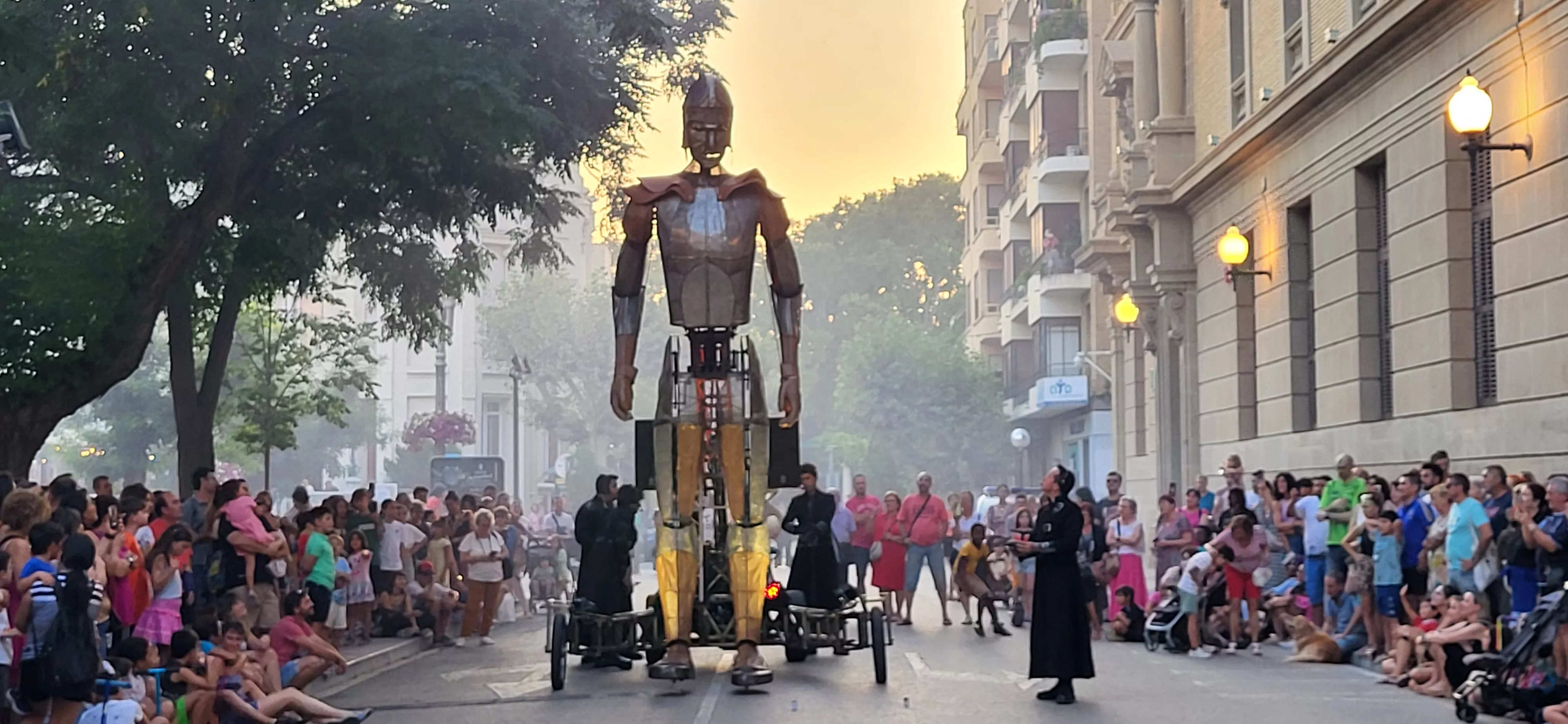 Recorrido del gigante Aquiles por las calles de Huesca con La FAM Teatre. Foto Mercedes Manterola