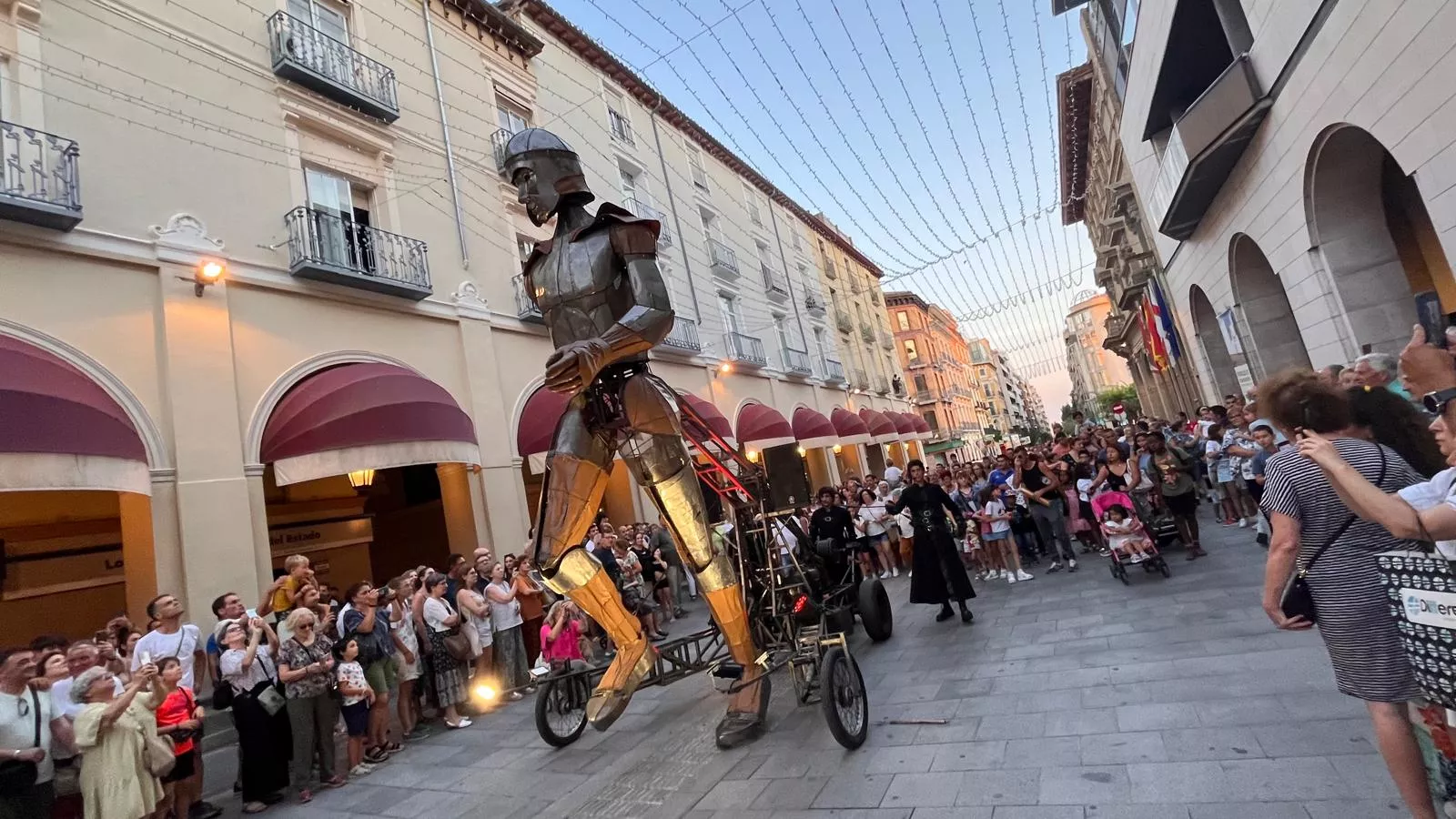 Recorrido del gigante Aquiles por las calles de Huesca con La FAM Teatre. Foto Mercedes Manterola