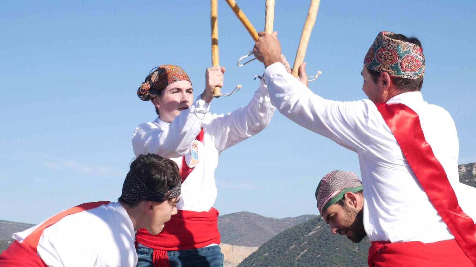 Los Danzantes de Apiés en el Salto de Roldán. FOTO MARCOS SERRATE