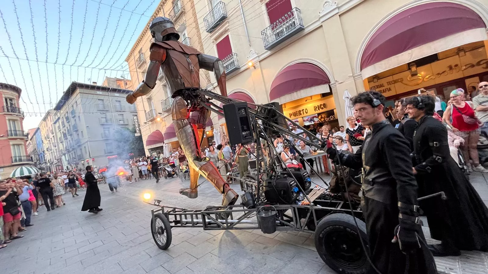 Recorrido del gigante Aquiles por las calles de Huesca con La FAM Teatre. Foto Mercedes Manterola