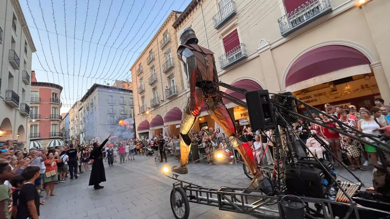 Recorrido del gigante Aquiles por las calles de Huesca con La FAM Teatre. Foto Mercedes Manterola