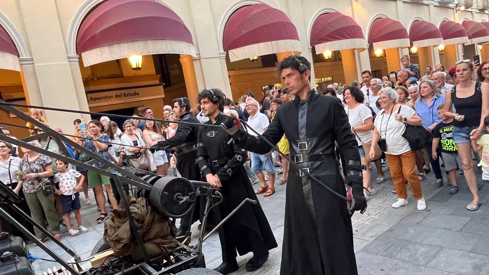 Recorrido del gigante Aquiles por las calles de Huesca con La FAM Teatre. Foto Mercedes Manterola