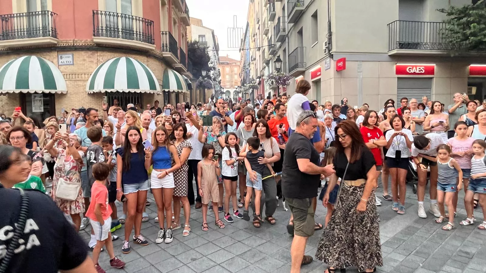 Recorrido del gigante Aquiles por las calles de Huesca con La FAM Teatre. Foto Mercedes Manterola
