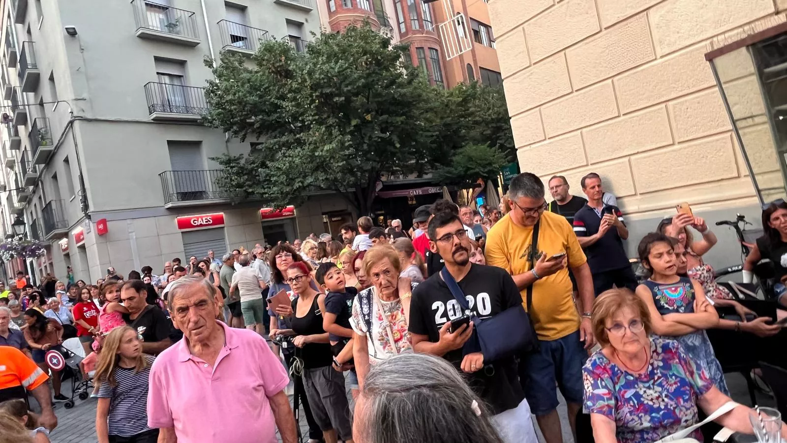 Recorrido del gigante Aquiles por las calles de Huesca con La FAM Teatre. Foto Mercedes Manterola