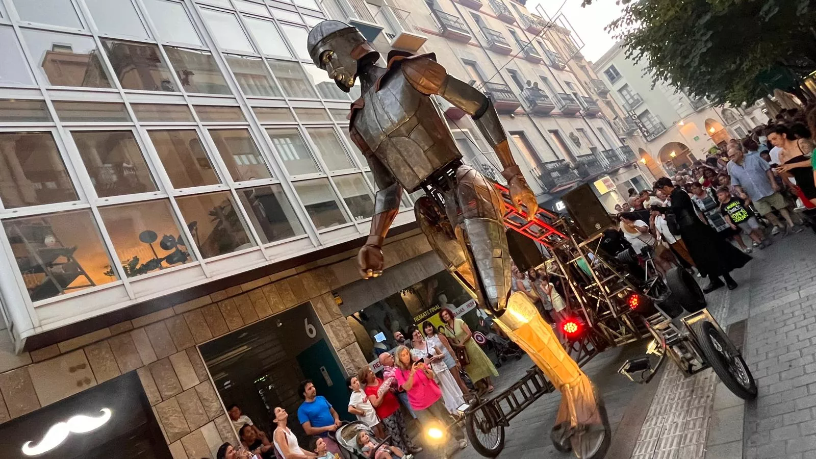 Recorrido del gigante Aquiles por las calles de Huesca con La FAM Teatre. Foto Mercedes Manterola