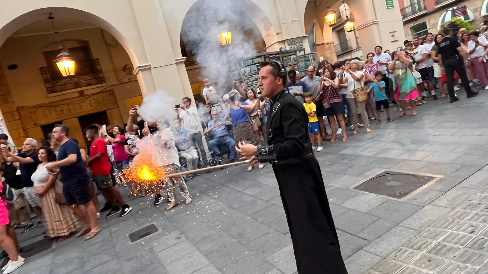 Recorrido del gigante Aquiles por las calles de Huesca con La FAM Teatre. Foto Mercedes Manterola