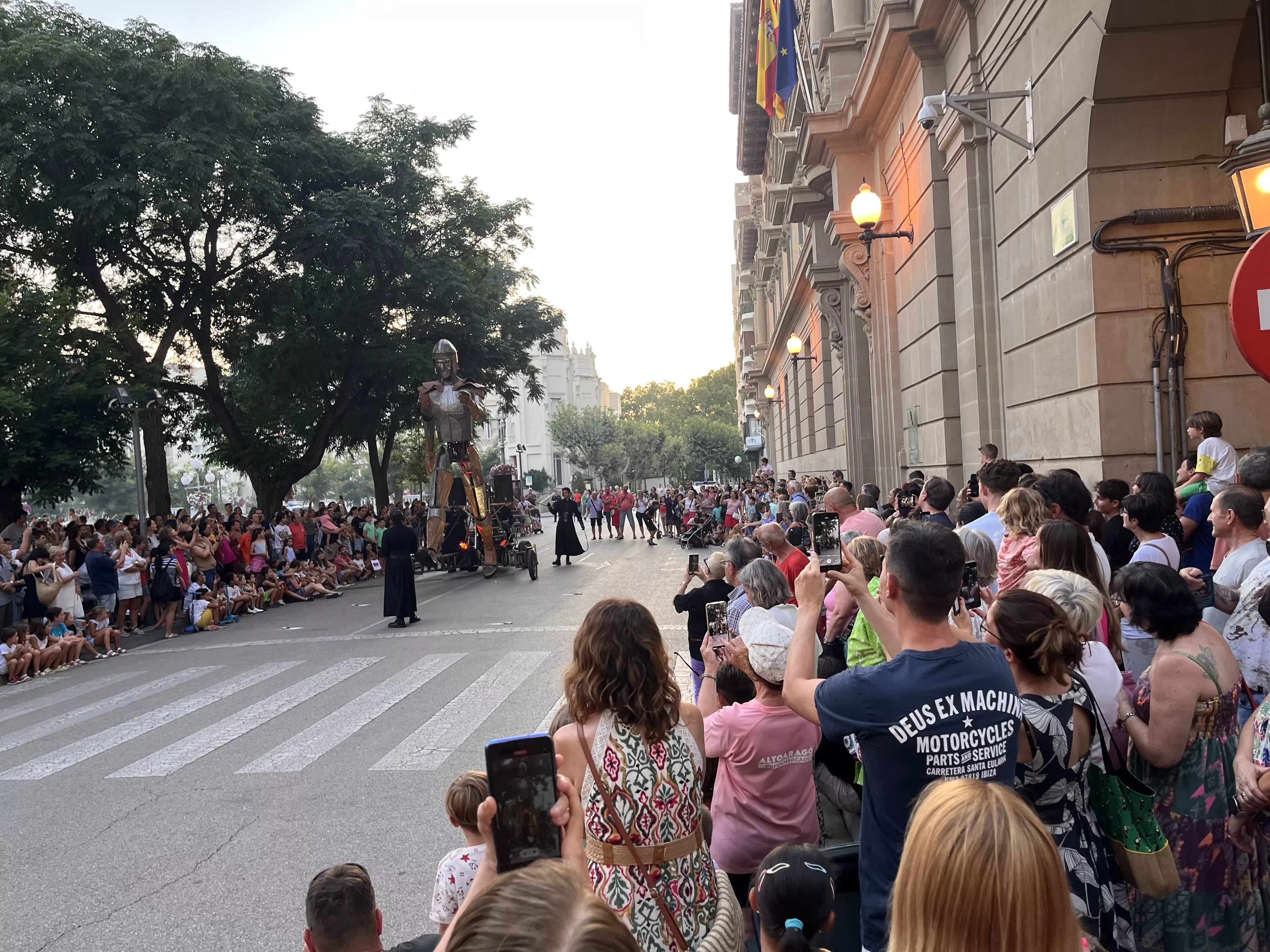 Recorrido del gigante Aquiles por las calles de Huesca con La FAM Teatre. Foto Mercedes Manterola