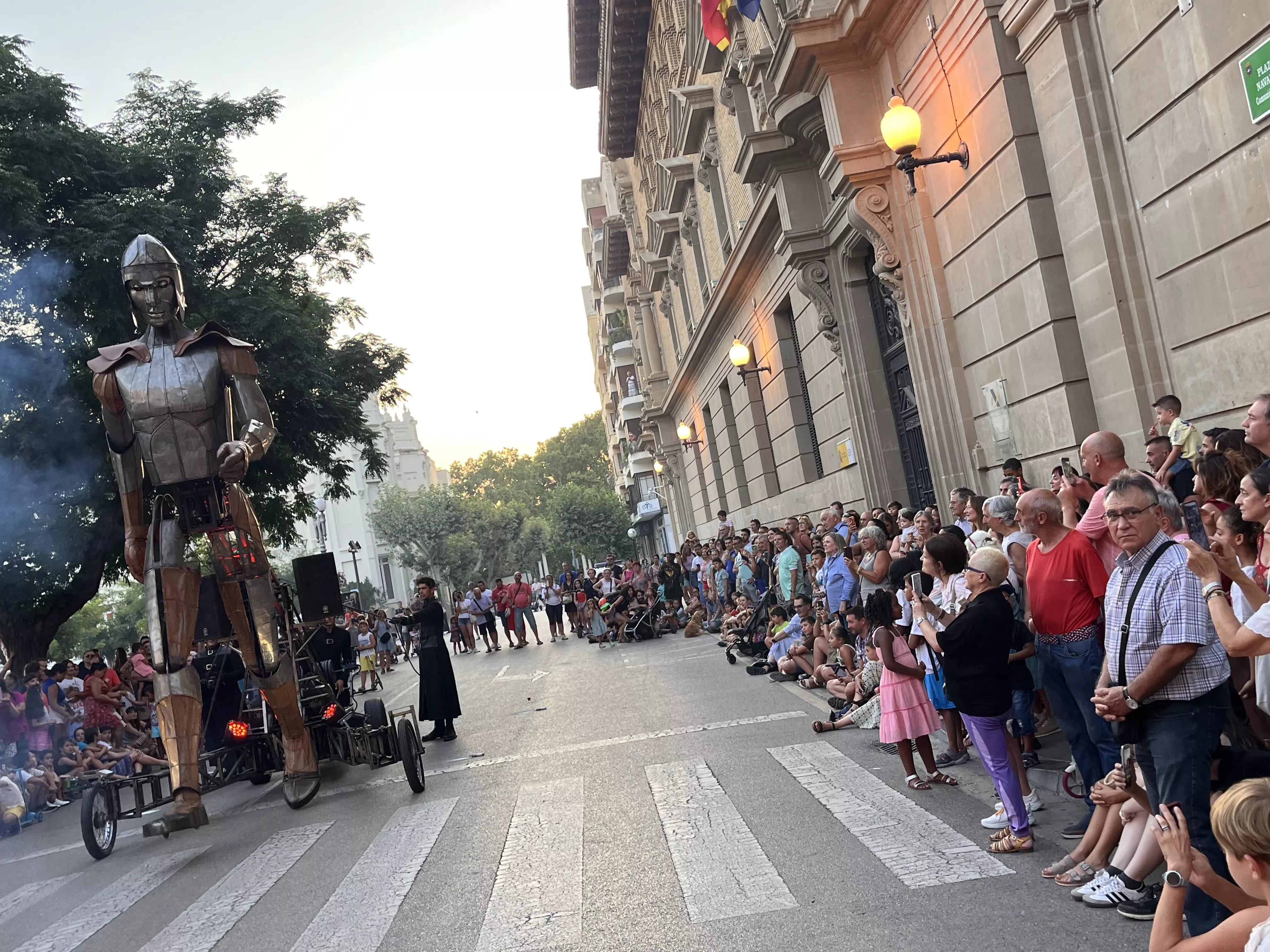 Recorrido del gigante Aquiles por las calles de Huesca con La FAM Teatre. Foto Mercedes Manterola