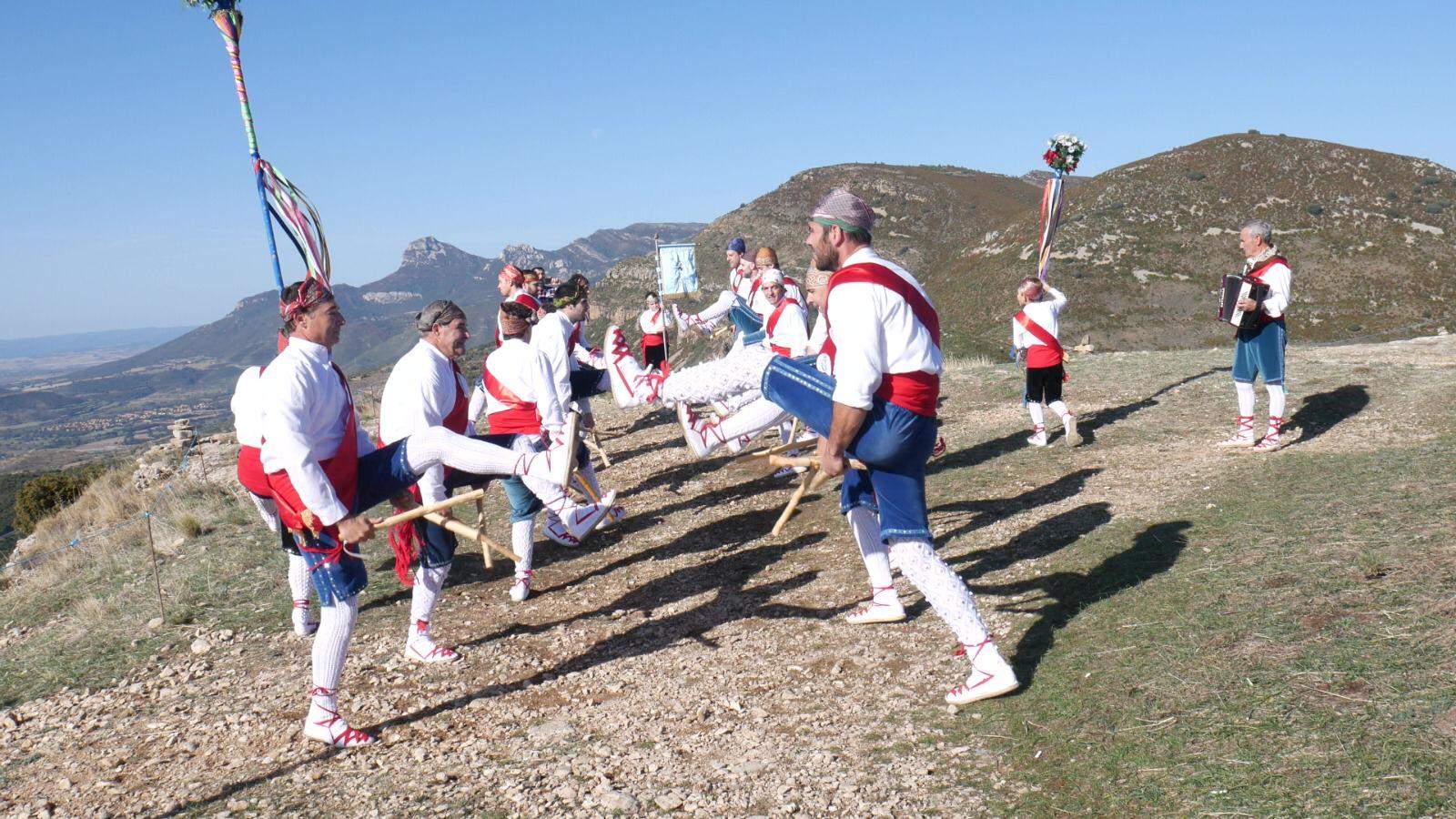 Los Danzantes de Apiés en el Salto de Roldán. FOTO MARCOS SERRATE