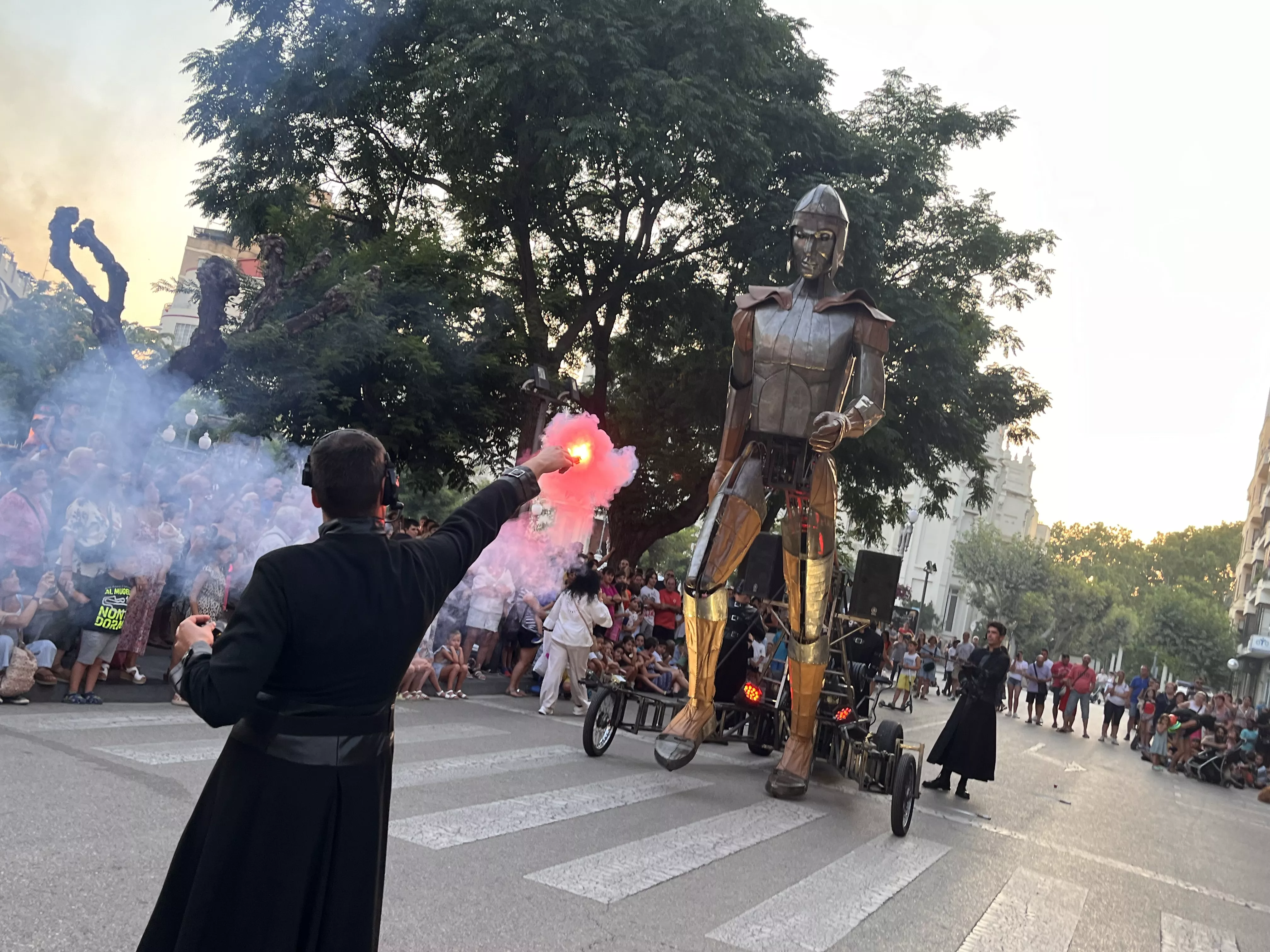 Recorrido del gigante Aquiles por las calles de Huesca con La FAM Teatre. Foto Mercedes Manterola